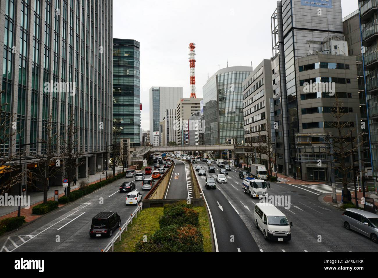 Verkehr in Shimbashi, Tokio, Japan. Stockfoto
