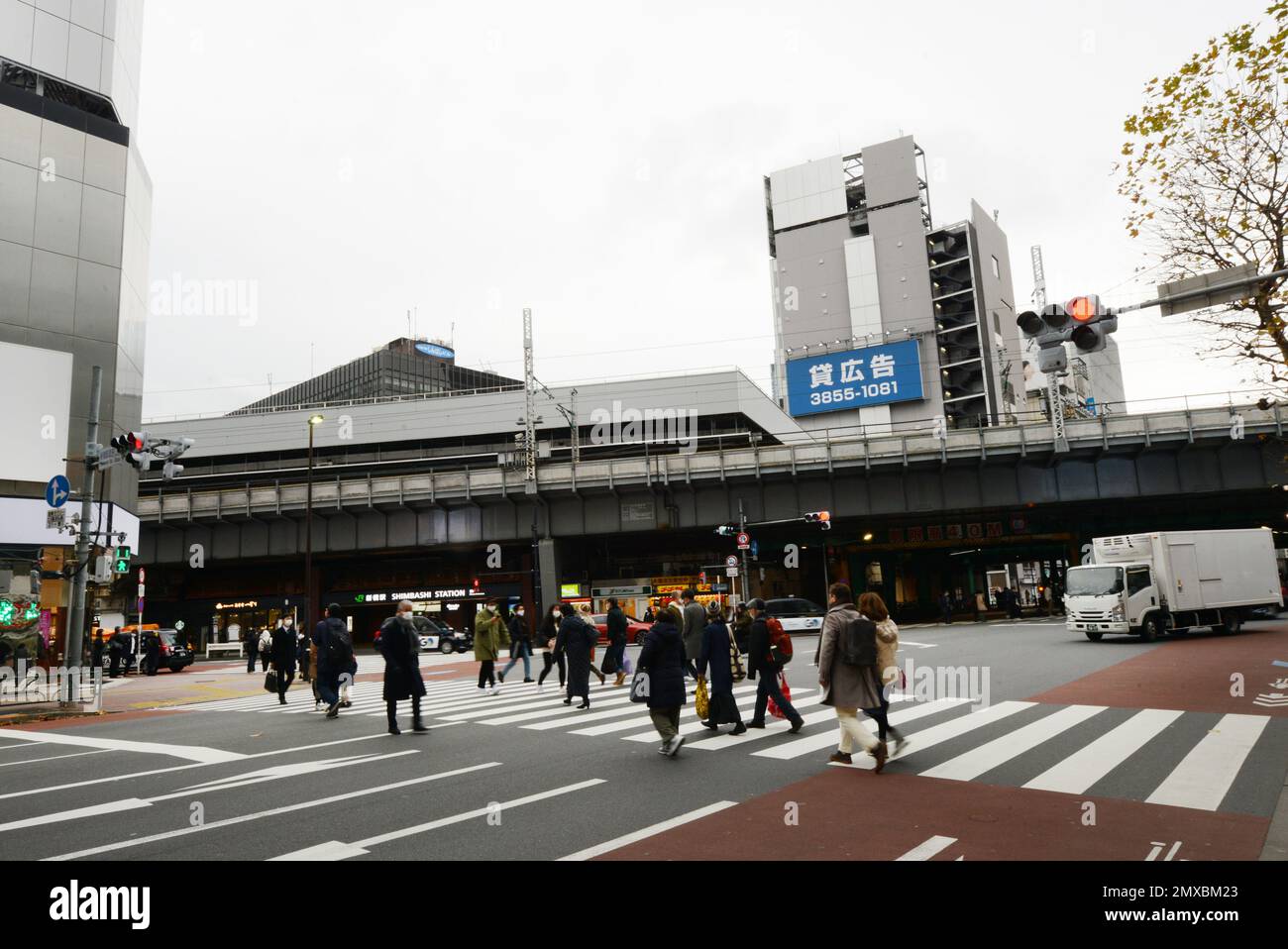 Fußgänger, die die Straße überqueren in Shimbashi, Tokio, Japan. Stockfoto