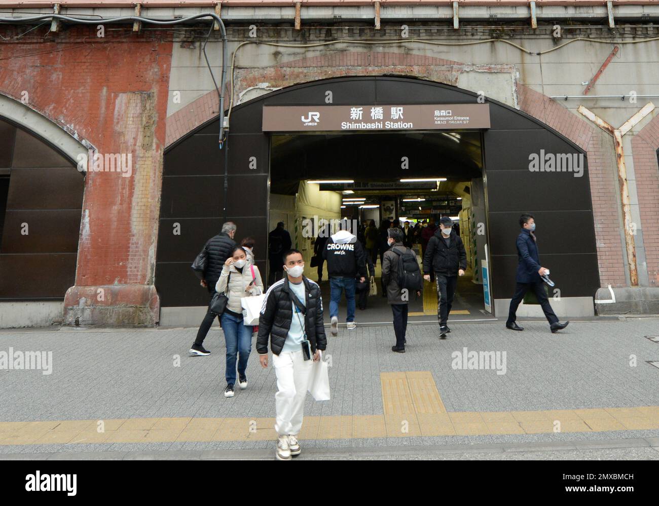 Karasumori Eingang zum Bahnhof Shimbashi, Tokio, Japan. Stockfoto