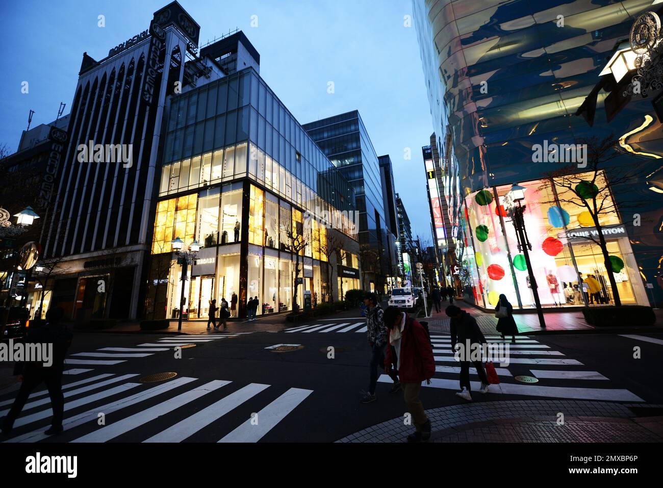 Ginza Einkaufsviertel bei Nacht. Tokio, Japan. Stockfoto