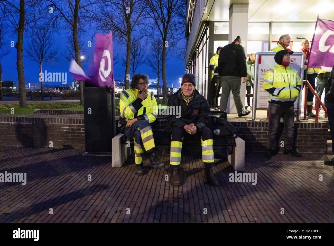 UTRECHT - Mitarbeiter der Stadtreinigung in der Gemeinde Utrecht streiken nach einem besseren Tarifvertrag. Die Straßenkehrer, Müllsammler und die Leute, die die Kanäle sauber halten, haben wieder aufgehört zu arbeiten. ANPANP JEROEN JUMELET niederlande raus - belgien raus Stockfoto