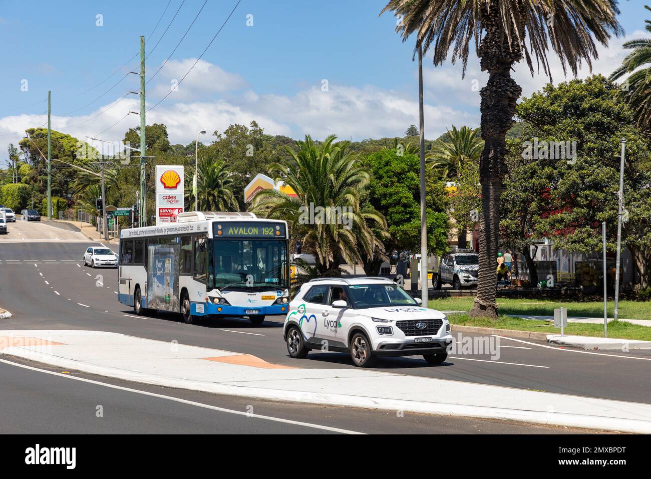 Barrenjoey Road in Avalon Beach Sydney, Eindeckerbus und Auto fahren vorbei an der Shell Tankstelle, Sydney, NSW, Australien Stockfoto