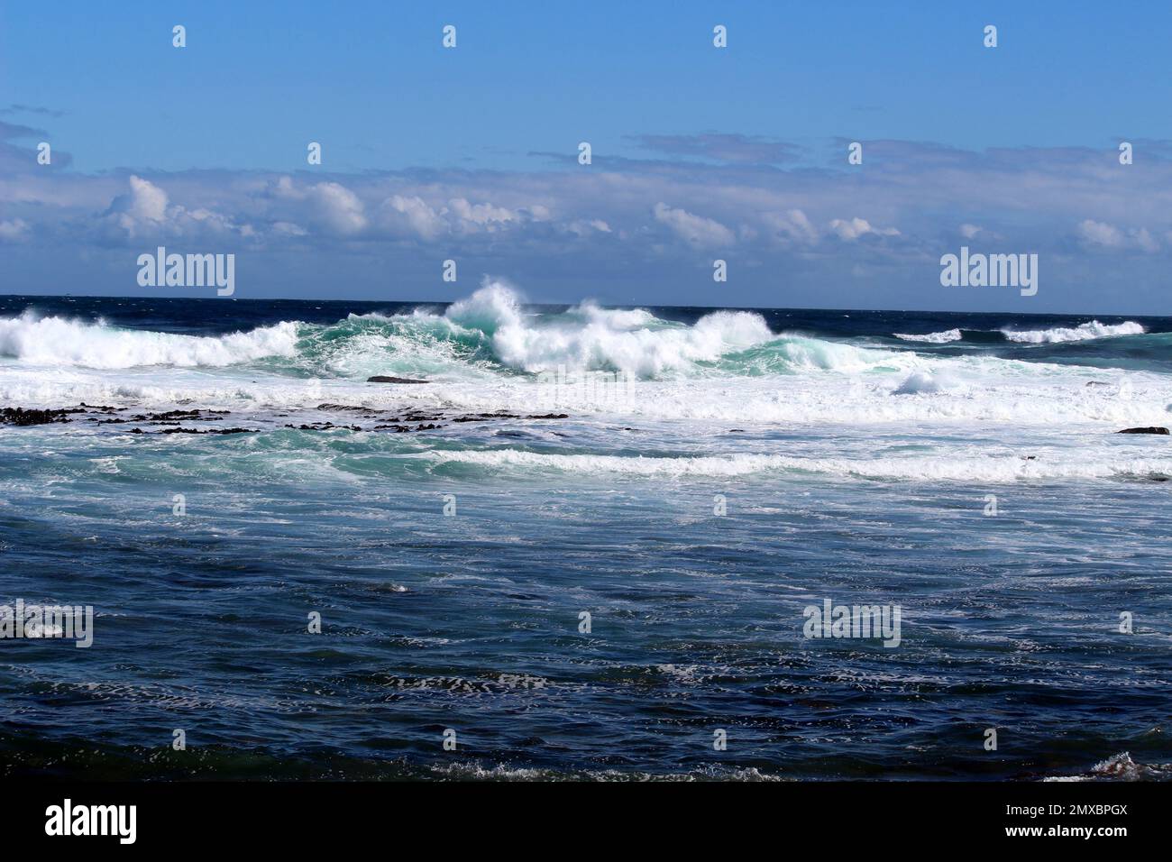 Turbulenter Ozean mit blauem Wasser und weißer Brandung : (Pix Sanjiv Shukla) Stockfoto