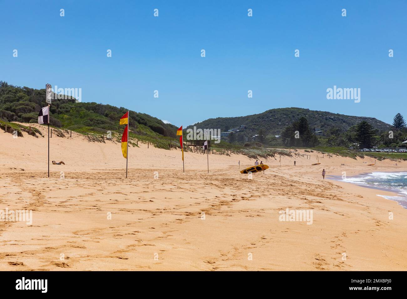 Schwimmen Sie zwischen den Flaggen, Surf Rettungsflaggen am Avalon Beach in Sydney an einem blauen Himmel Sommertag, NSW, Australien Stockfoto