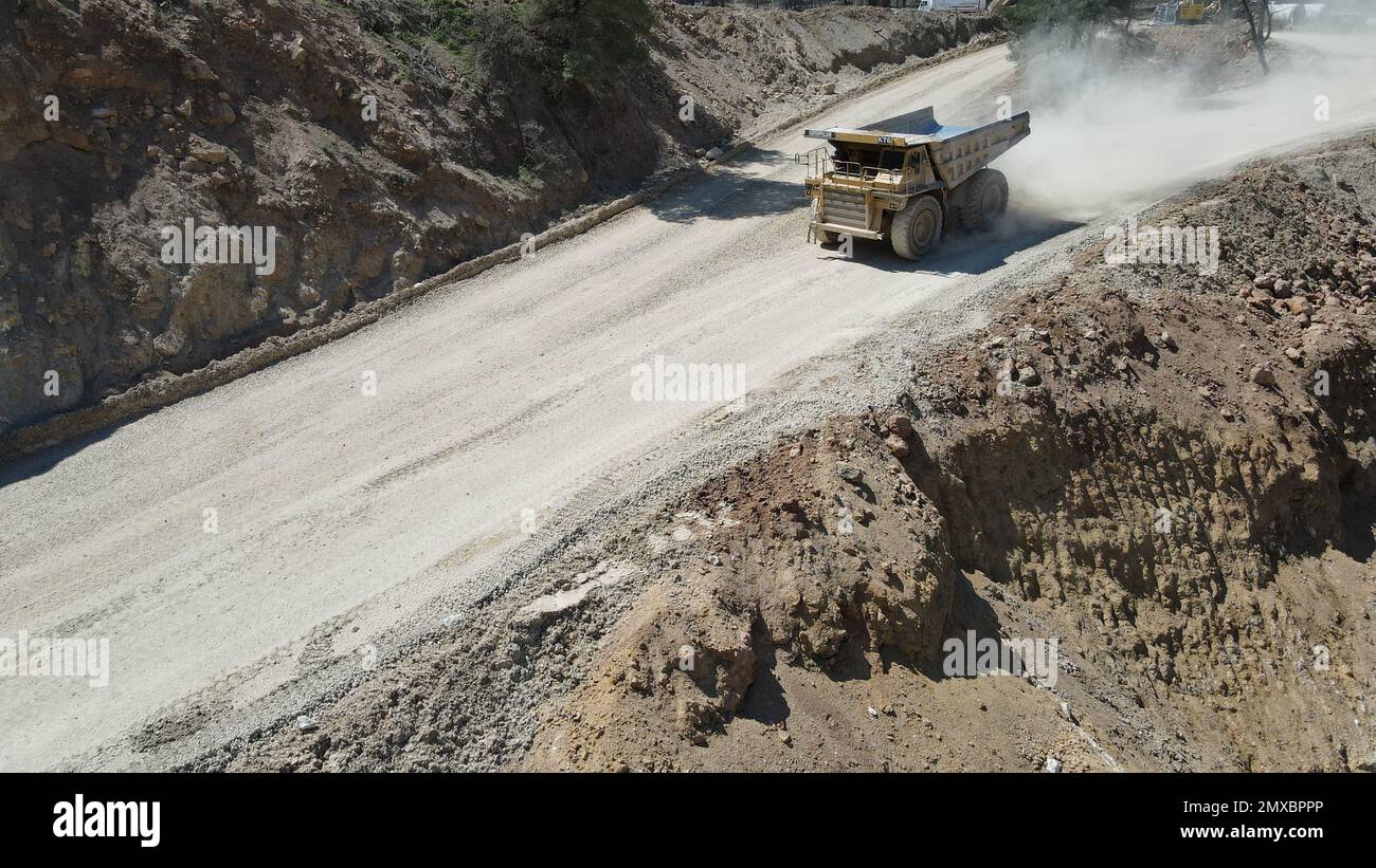 Großer Steinbruch-Müllwagen voller Steine. Ich transportiere das Erz in den Zerkleinerer. Bergbaumaschinen, die das Material für die Produktion transportieren. Stockfoto