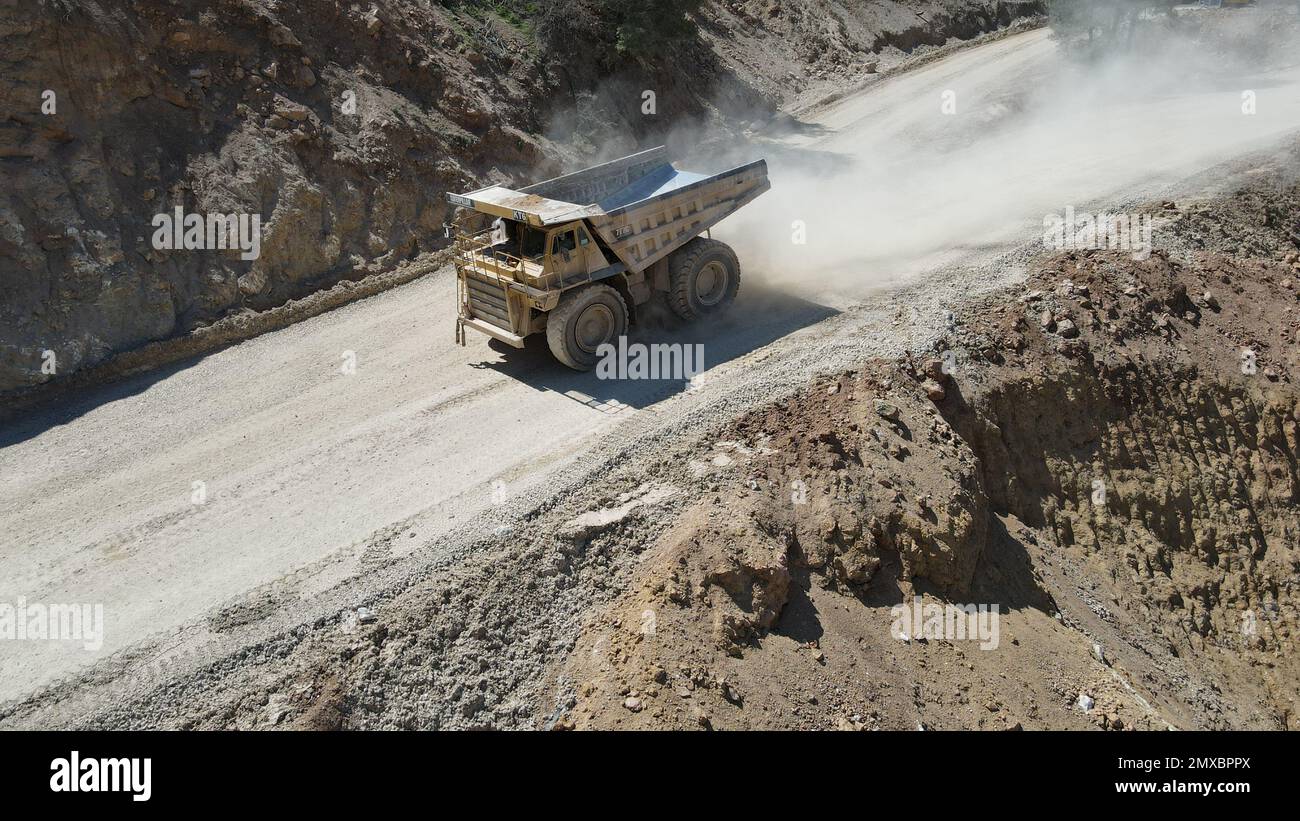 Großer Steinbruch-Müllwagen voller Steine. Ich transportiere das Erz in den Zerkleinerer. Bergbaumaschinen, die das Material für die Produktion transportieren. Stockfoto