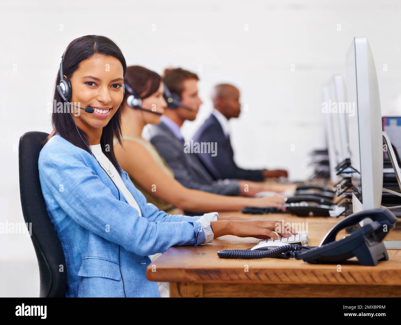 Wie können wir Ihnen helfen? Kundendienstmitarbeiter in einem Callcenter. Stockfoto