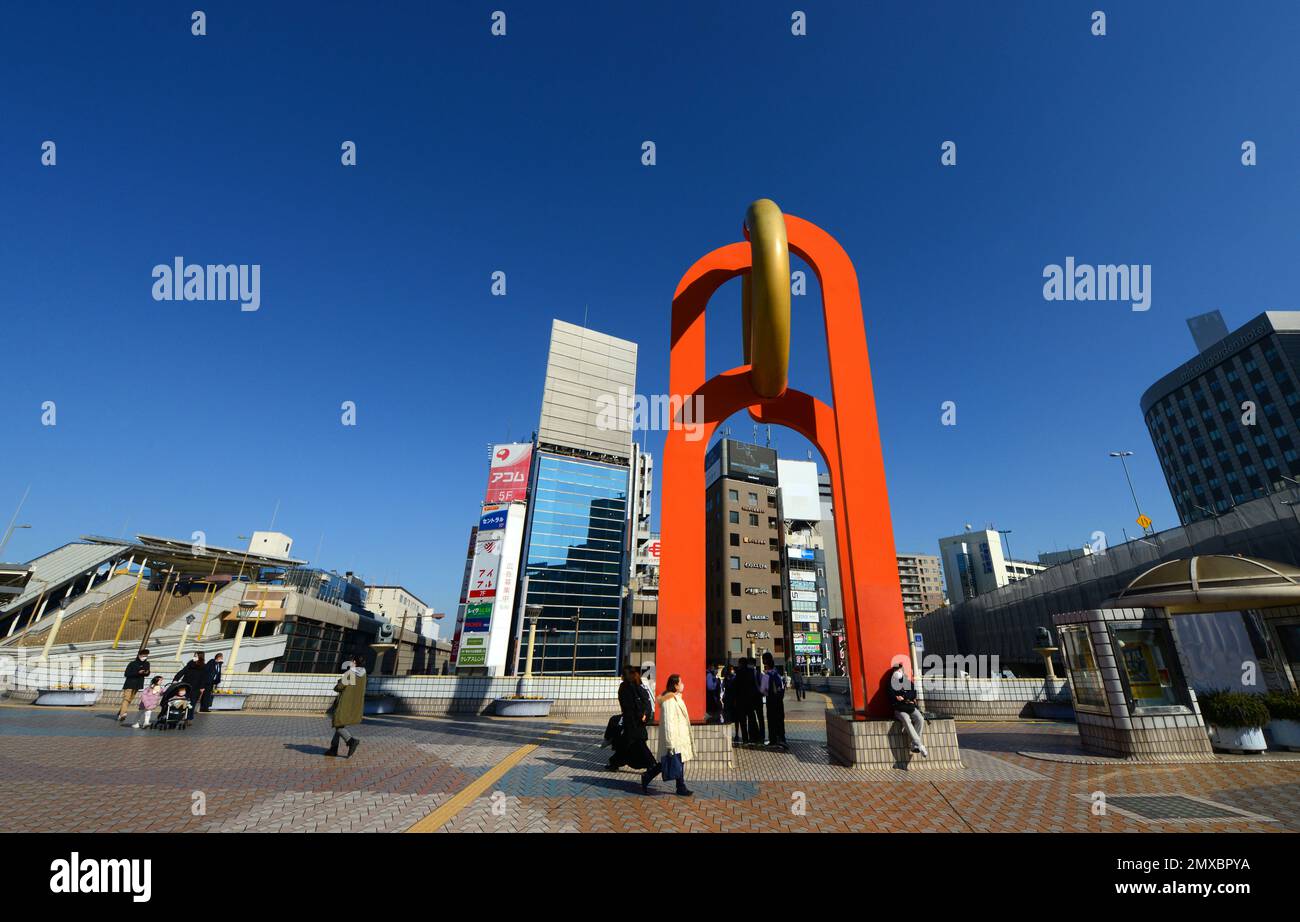 Mond-/Sonnendenkmal auf der Juwelierbrücke am Ueno-Bahnhof in Tokio, Japan. Stockfoto