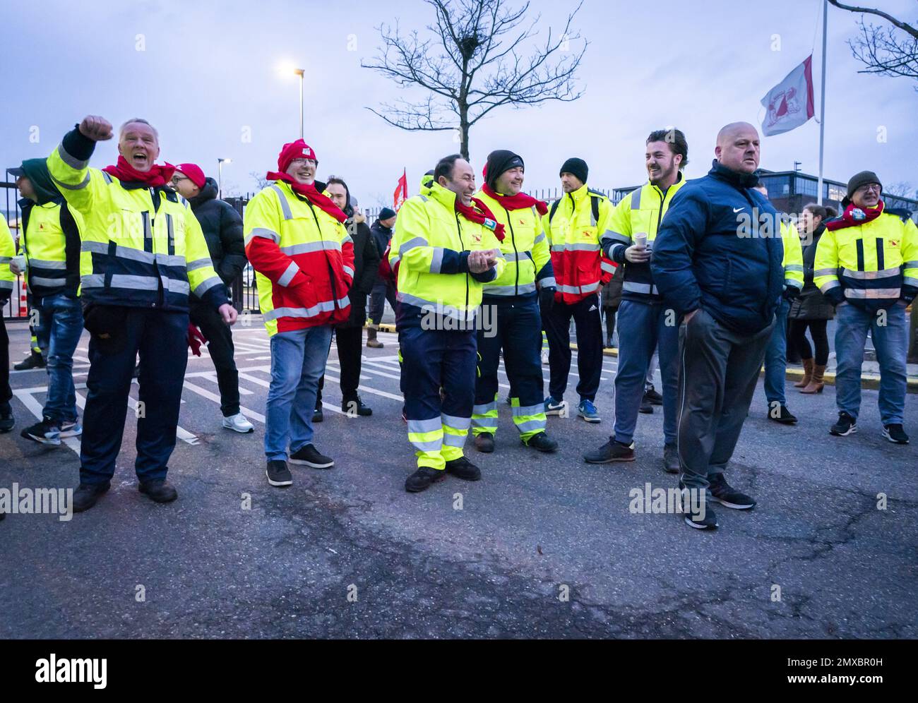 UTRECHT - Mitarbeiter der Stadtreinigung in der Gemeinde Utrecht streiken nach einem besseren Tarifvertrag. Die Straßenkehrer, Müllsammler und die Leute, die die Kanäle sauber halten, haben wieder aufgehört zu arbeiten. ANPANP JEROEN JUMELET niederlande raus - belgien raus Stockfoto