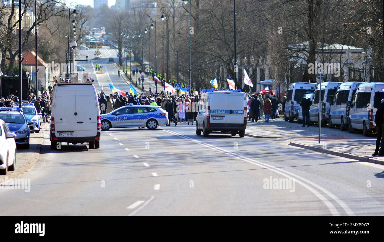 Warschau, Polen. 24. Februar 2022 Anti-Kriegsprotest vor der russischen Botschaft in Warschau. Demonstranten fordern Frieden und verurteilen Putin. Stockfoto