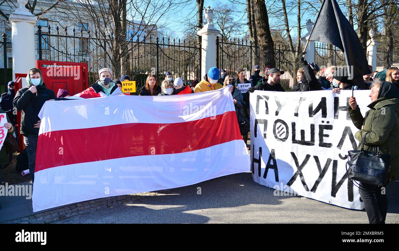 Warschau, Polen. 24. Februar 2022 Anti-Kriegsprotest vor der russischen Botschaft in Warschau. Demonstranten fordern Frieden und verurteilen Putin. Stockfoto