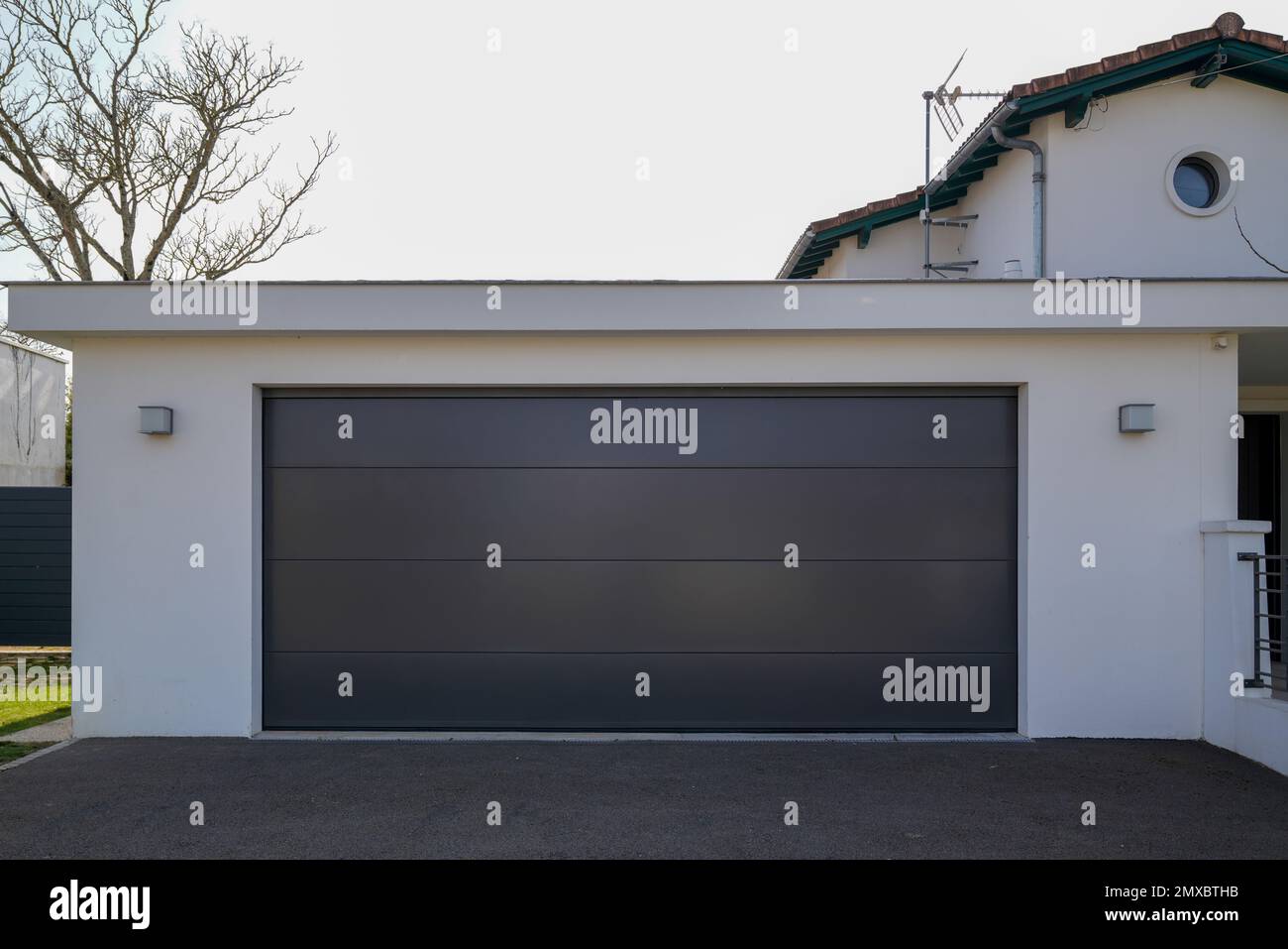 Zweitüriges Design in einer modernen Garage mit grauer Fassade Stockfoto