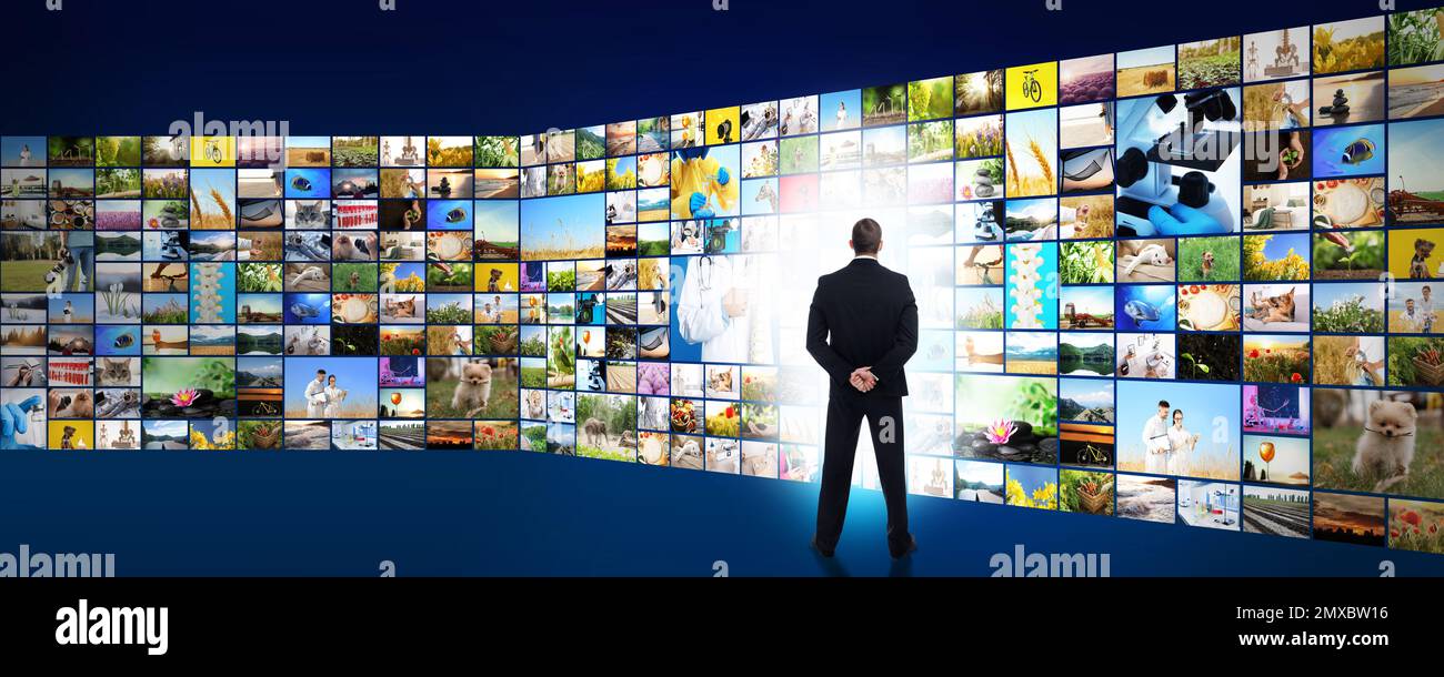 Konzept der Medienbibliothek. Mann mit virtueller Videogalerie, Bannerdesign Stockfoto
