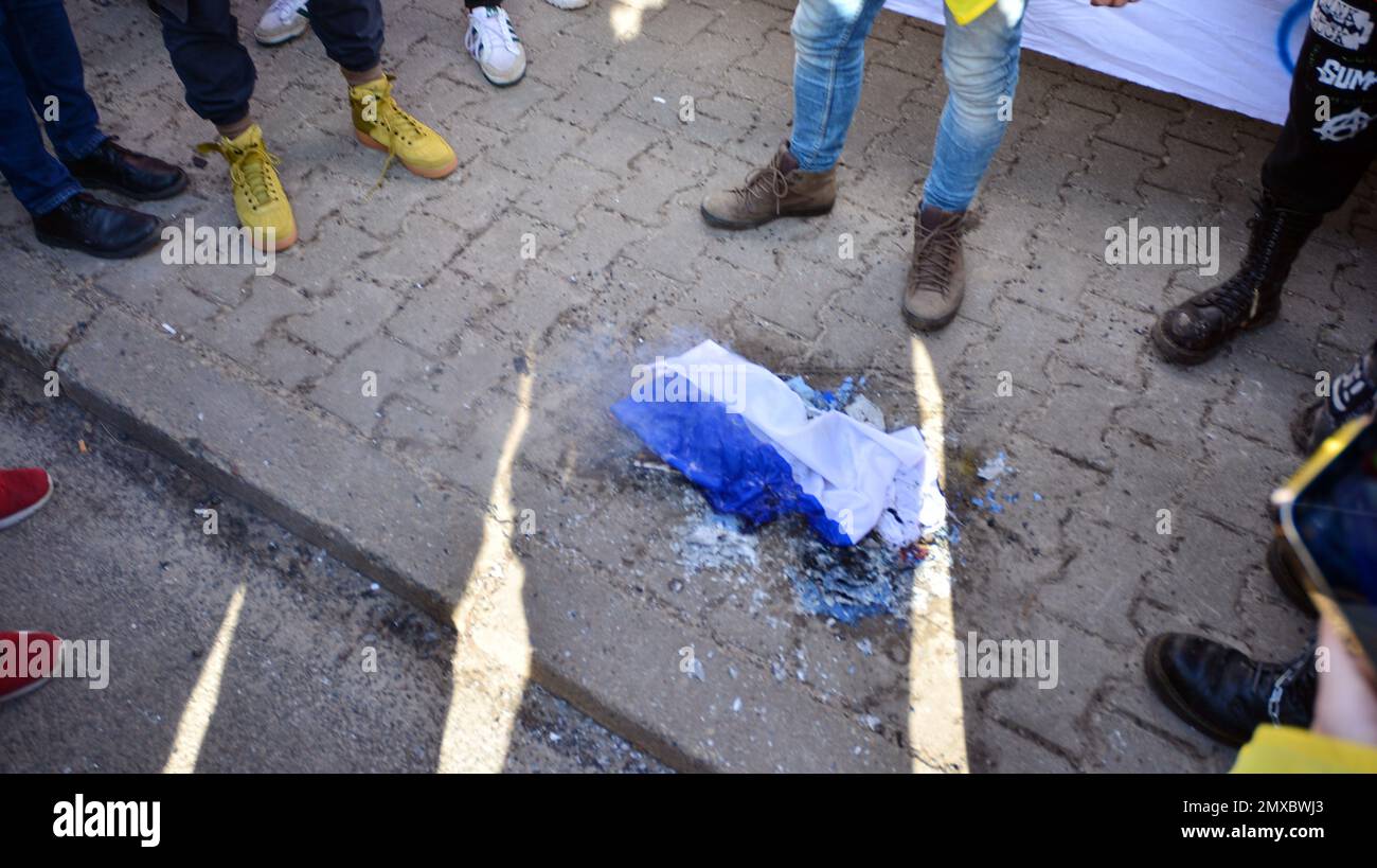 Warschau, Polen. 24. Februar 2022 Anti-Kriegsprotest vor der russischen Botschaft in Warschau. Demonstranten fordern Frieden und verurteilen Putin. Stockfoto