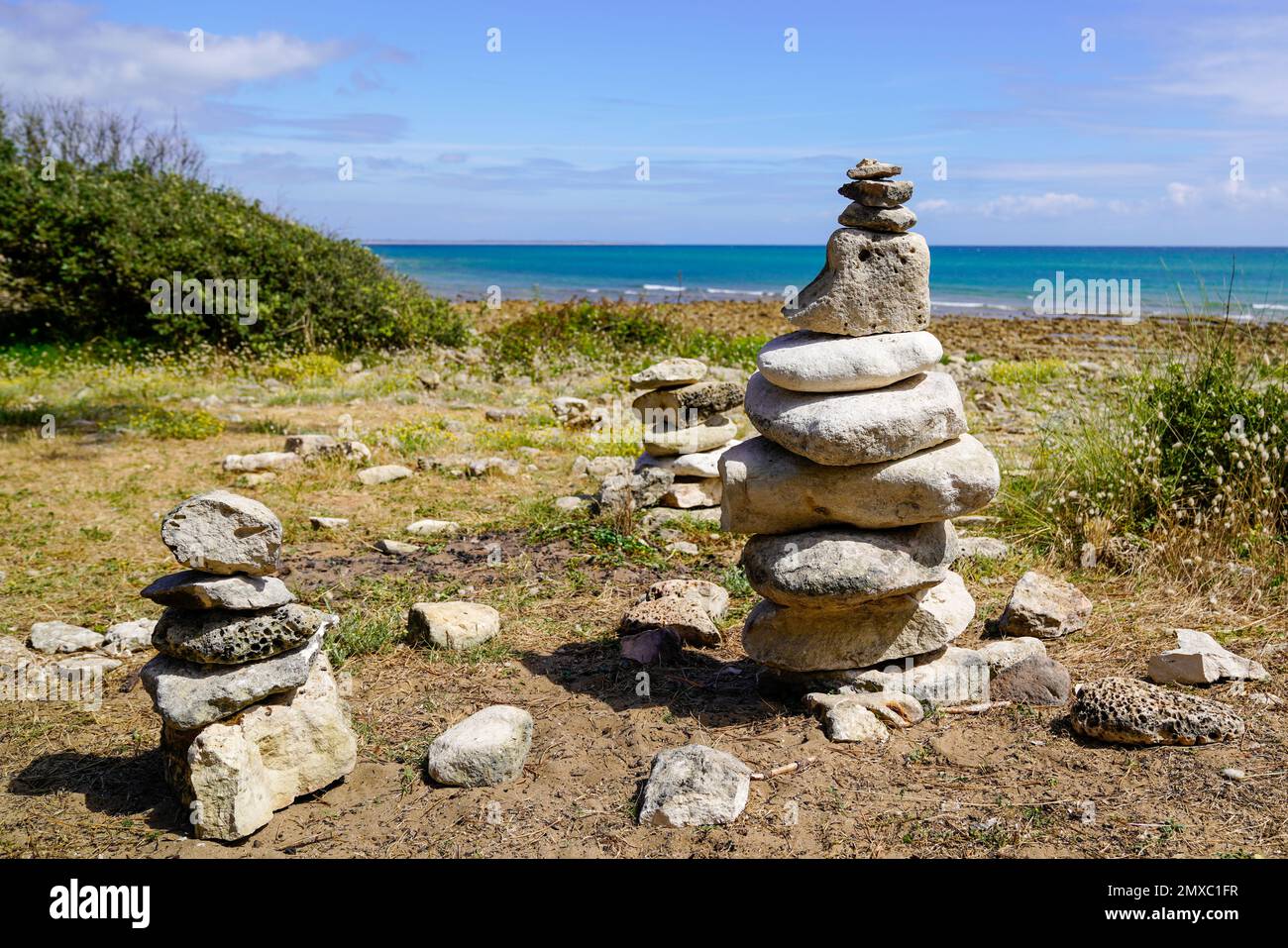 Ein Haufen verschiedener Kieselsteine, ein Haufen balancierter Steine am Strand der Seeküste Stockfoto