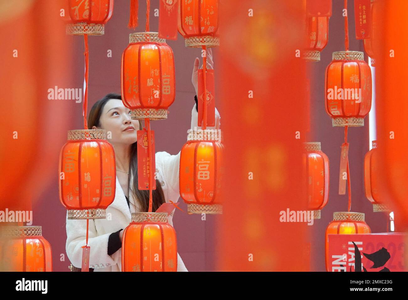 YANTAI, CHINA - 3. FEBRUAR 2023 - die Leute erraten Laternen-Rätsel in einem Einkaufszentrum in Yantai, ostchinesischer Provinz Shandong, 3. Februar 2023. Stockfoto