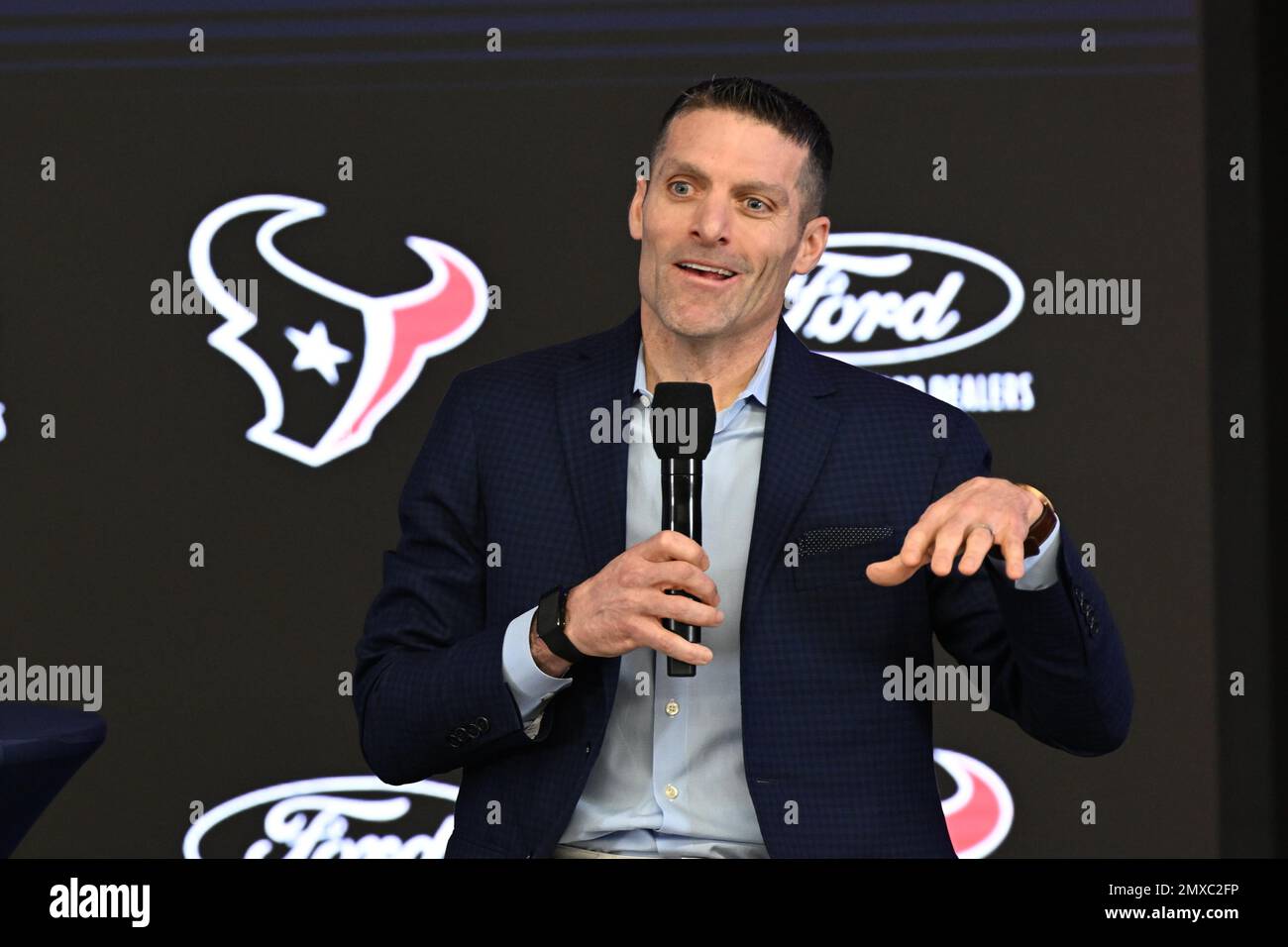 Nick Caserio, General Manager bei Houston Texans, stellt am 2. Februar 2023 im NRG Stadium in Houston, Texas, den neuen Cheftrainer DeMeco Ryans vor. (Tom Walko Stockfoto