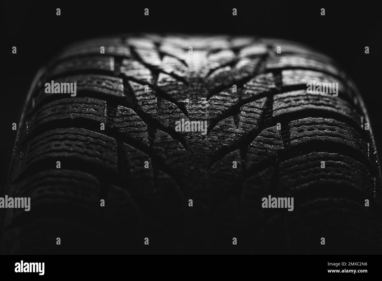 Cooles Foto eines Reifenprofils eines Autorads auf schwarzem Hintergrund Stockfoto