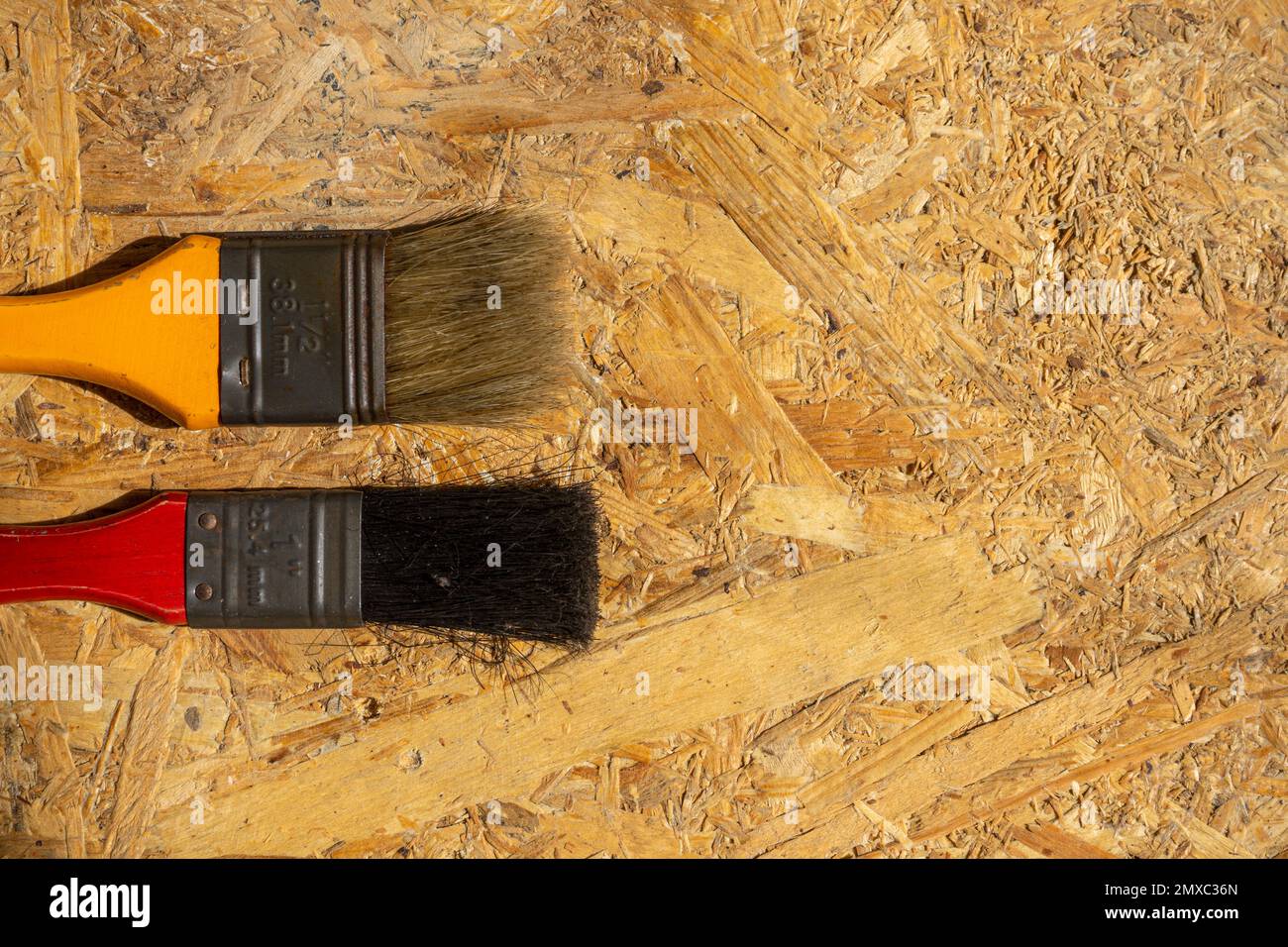 Pinsel auf Holztisch Stockfoto