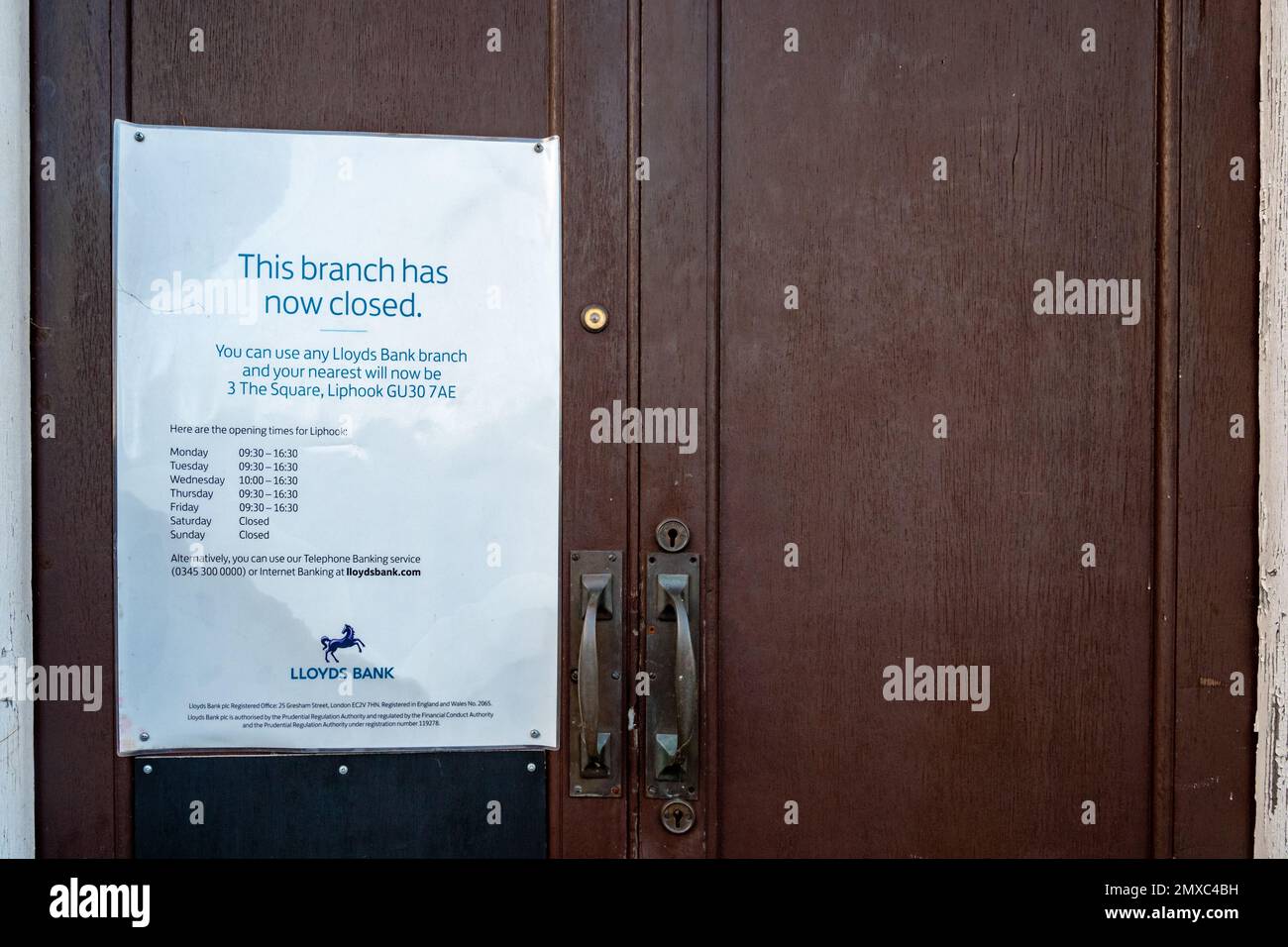 Hat die Filiale der Lloyds Bank mit einem Hinweis an der Tür geschlossen, Bordon, Hampshire, England, Großbritannien Stockfoto