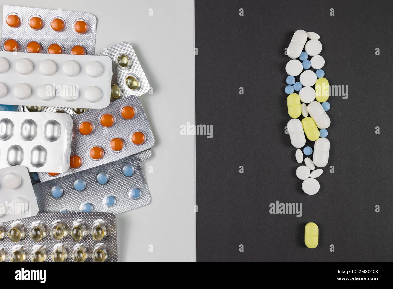 Nebenwirkungen von Arzneimitteln Konzeptfoto. Warnschild mit Pillen und Arzneimitteln in Plastikblisterpackungen. Stockfoto