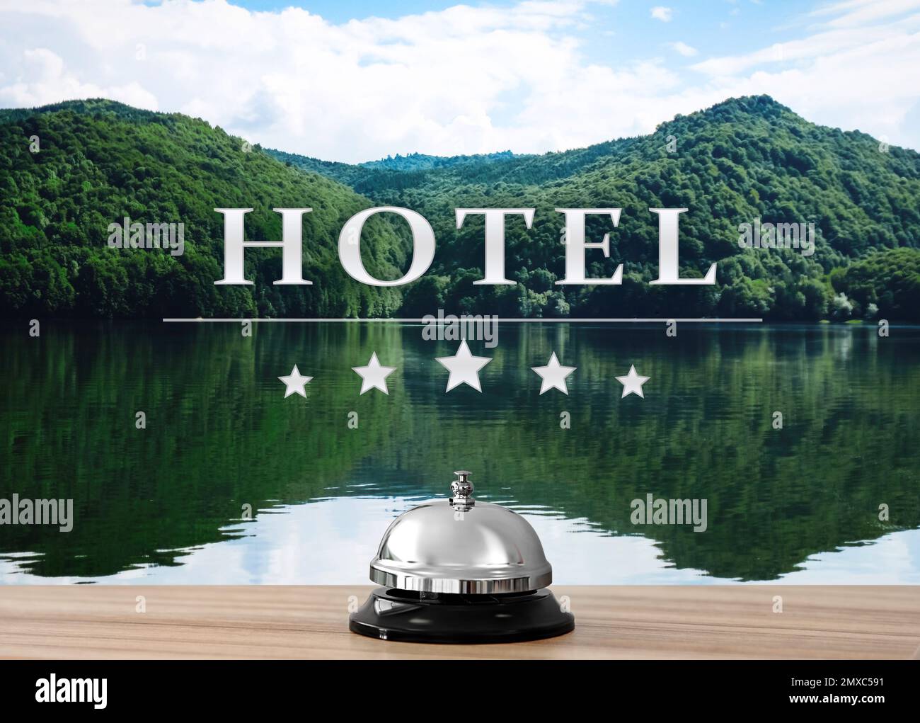 5-Sterne-Hotel. Rezeption mit Serviceglocke und malerischer Landschaft im Hintergrund Stockfoto