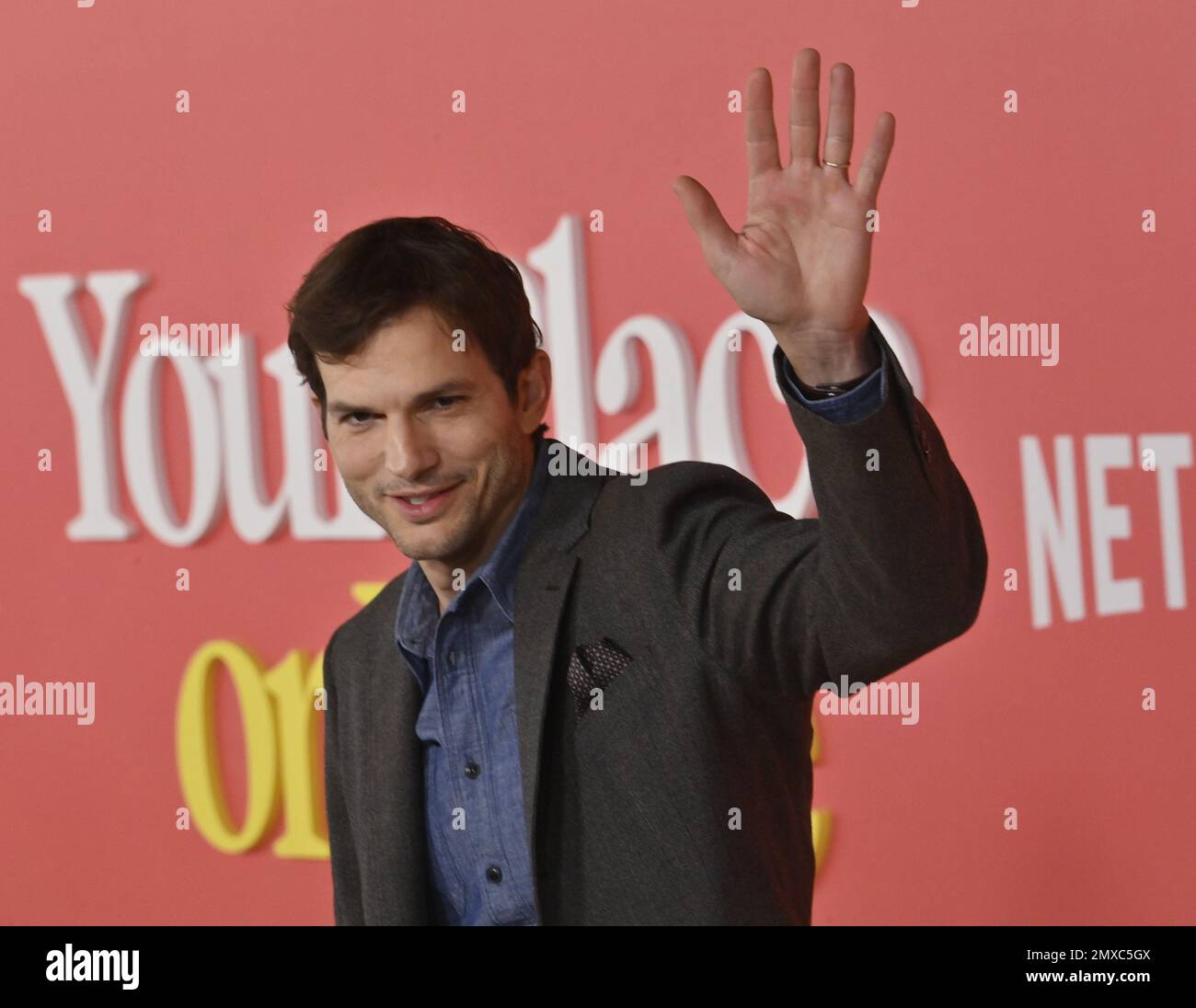 Los Angeles, Usa. 02. Februar 2023. Ashton Kutcher, Mitglied der Filmbesetzung, nimmt am Donnerstag, den 2. Februar 2023, an der Premiere der romantischen Filmkomödie „Your Place or Mine“ im Regency Village Theatre in der Westwood-Abteilung von Los Angeles Teil. Geschichte: Zwei Fernfreunde verändern das Leben des anderen, wenn sie sich dazu entschließt, einen lebenslangen Traum zu verfolgen, und er sich freiwillig meldet, um ein Auge auf ihren Teenager-Sohn zu werfen. Foto: Jim Ruymen/UPI Credit: UPI/Alamy Live News Stockfoto