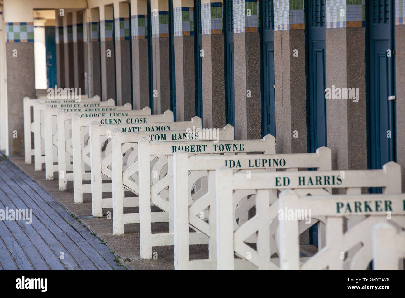 Die Strandpromenade 'Les Planches' von Deauville mit den Kabinen für die Filmstars. Stockfoto