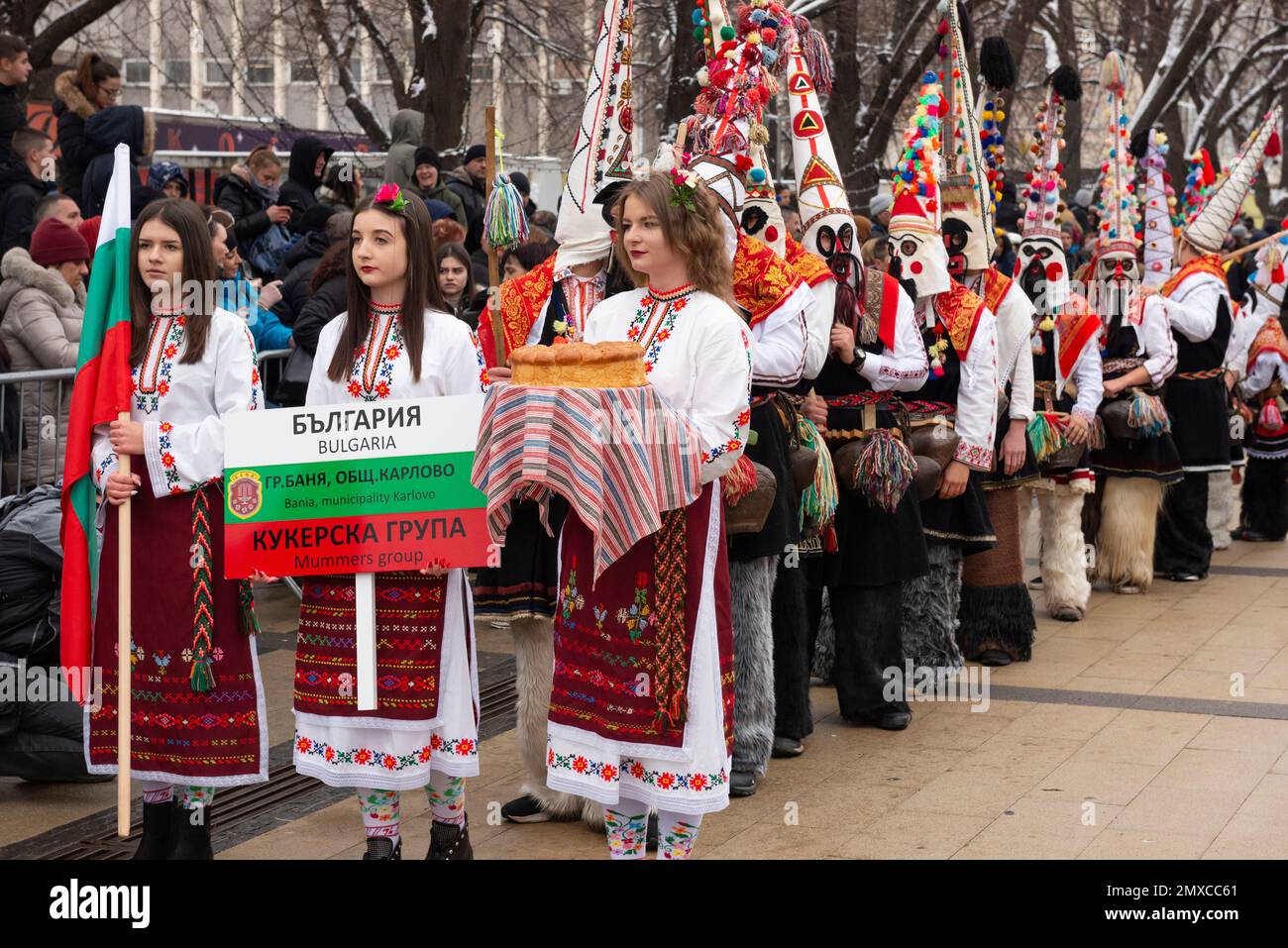 Maskierte Kukeri-Tänzer aus der Region Zentralbulgaren beim Surva International Masquerade and Mummers Festival in Pernik, Bulgarien, Osteuropa, Balkan Stockfoto