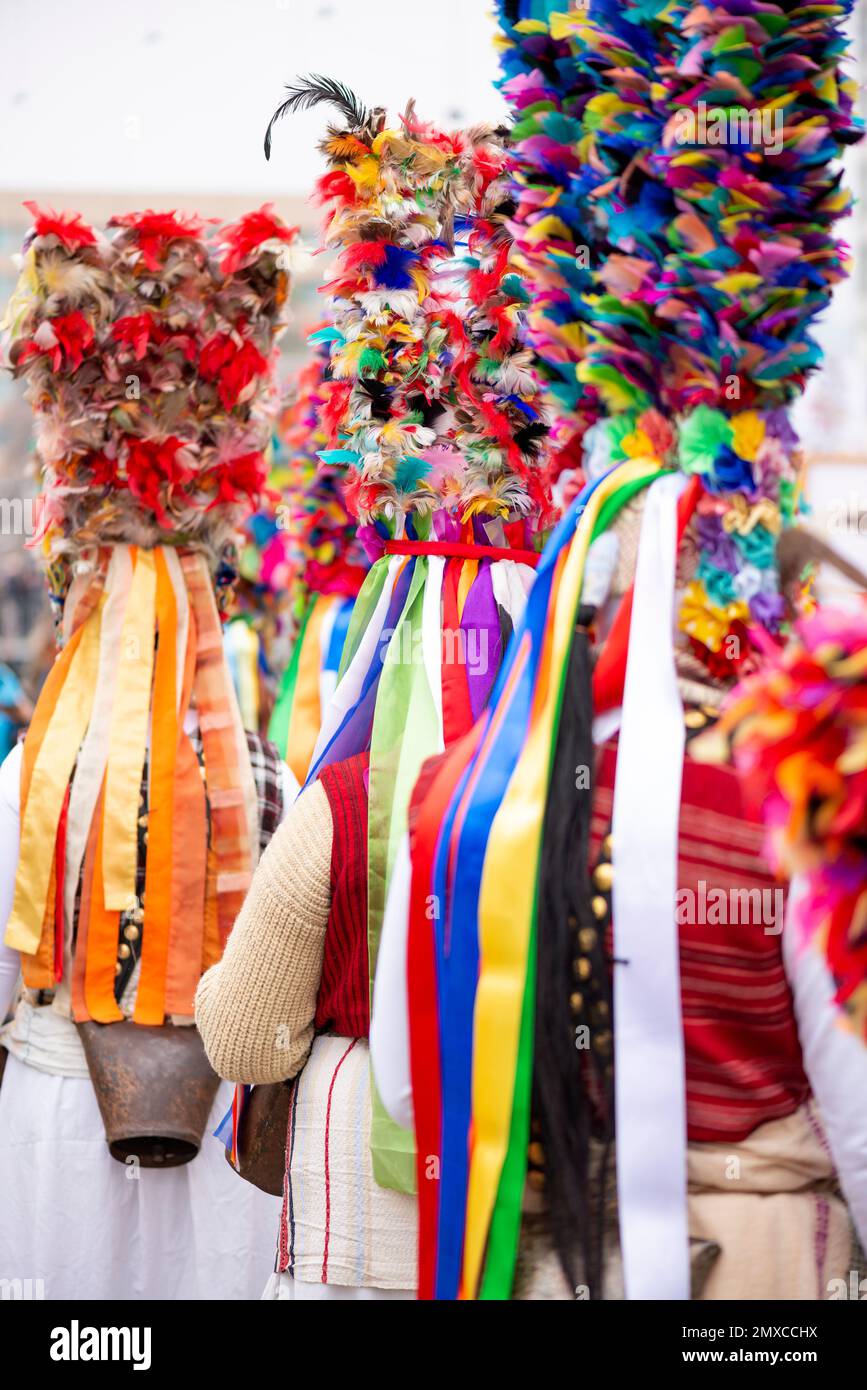 Rückblick auf maskierte Tänzer in farbenfrohen Outfits beim Surva International Masquerade and Mummers Festival in Pernik, Bulgarien, Osteuropa, Balkan, EU Stockfoto