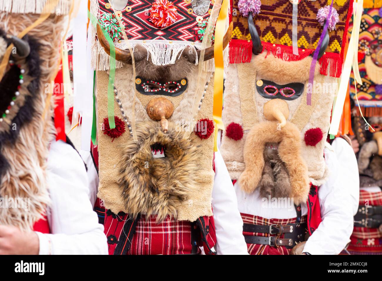 Kukeri maskierte Tänzer mit komplexen bunten Masken beim Surva International Masquerade and Mummers Festival in Pernik, Bulgarien, Osteuropa Stockfoto