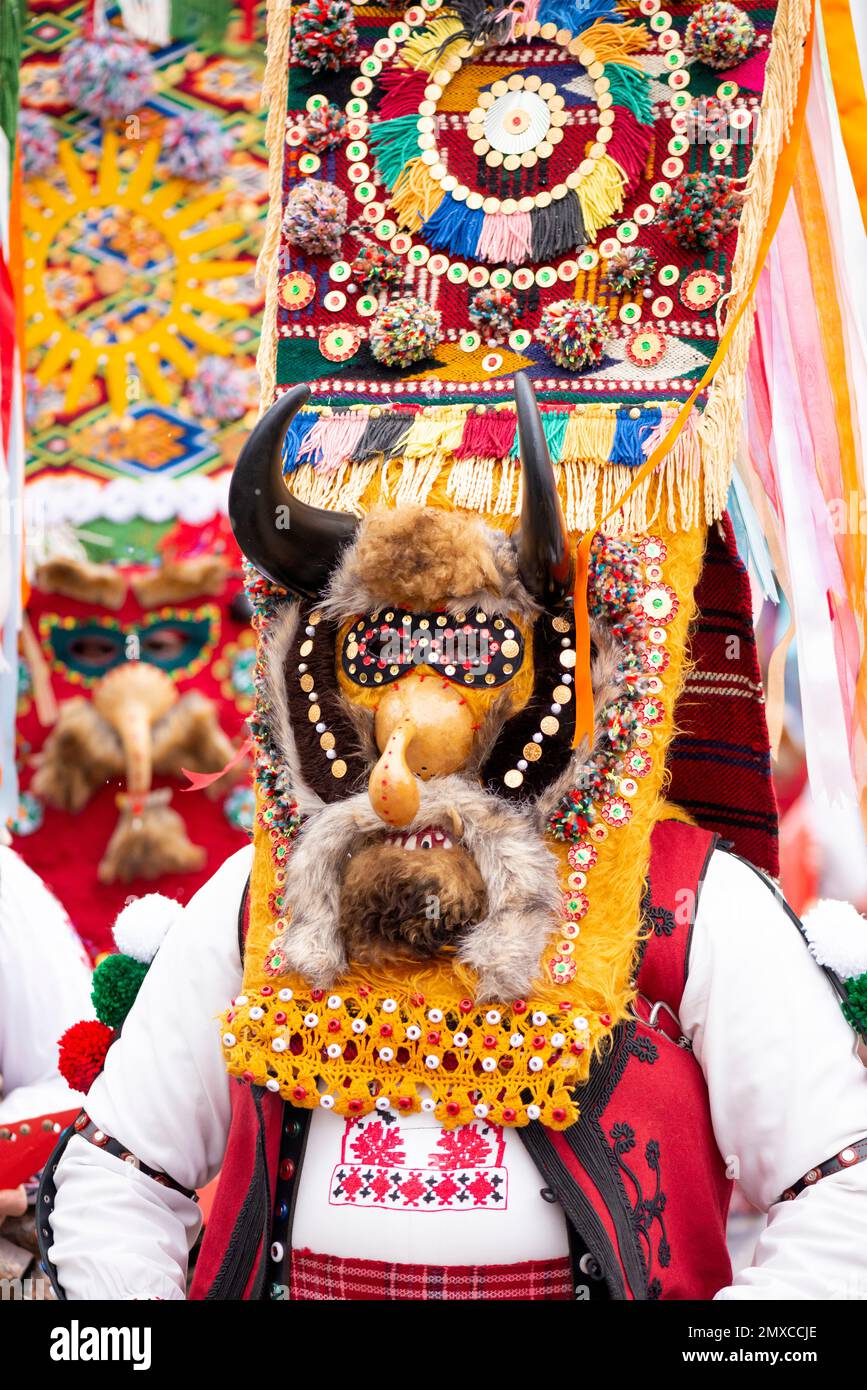 Kukeri-Tänzer mit farbenfroher, komplizierter Maske beim Surva International Masquerade and Mummers Festival in Pernik, Bulgarien, Osteuropa, Balkan, EU Stockfoto