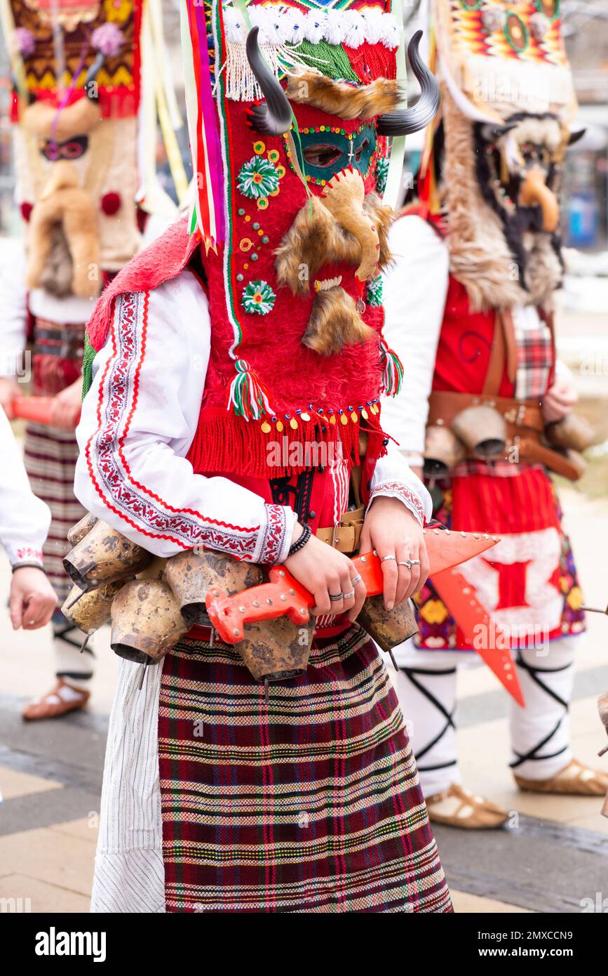 Kukeri maskierte Tänzer mit bunten Kostümen beim Surva International Masquerade and Mummers Festival in Pernik, Bulgarien, Osteuropa, Balkan, EU Stockfoto