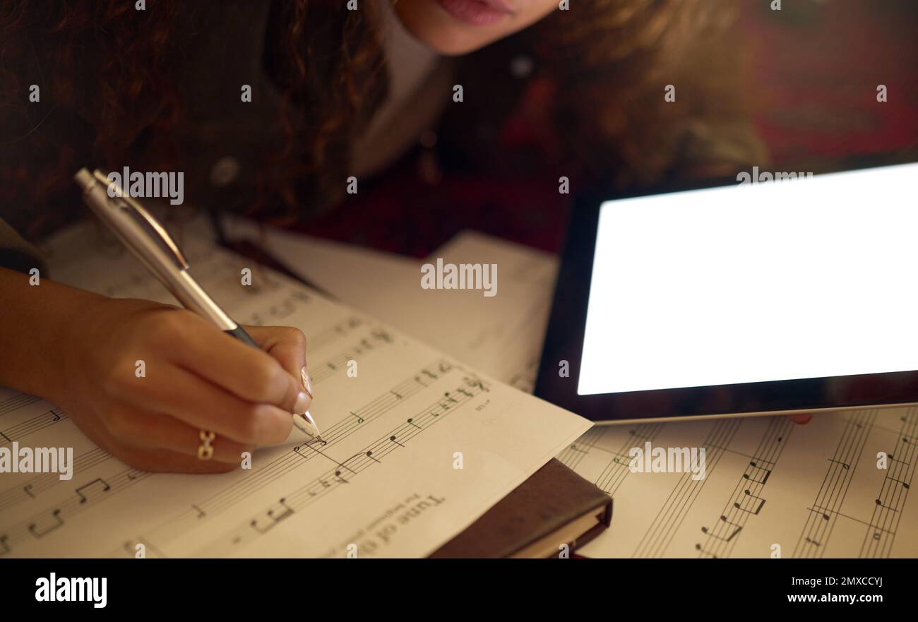 Noten, Tablet und schwarze Frau, die auf Papier schreibt, um Songtexte und  Audio zu hören und Musik zu kreieren. Musiker, Kreativstudio und  Hand-of-Girl-Schriftsteller Stockfotografie - Alamy