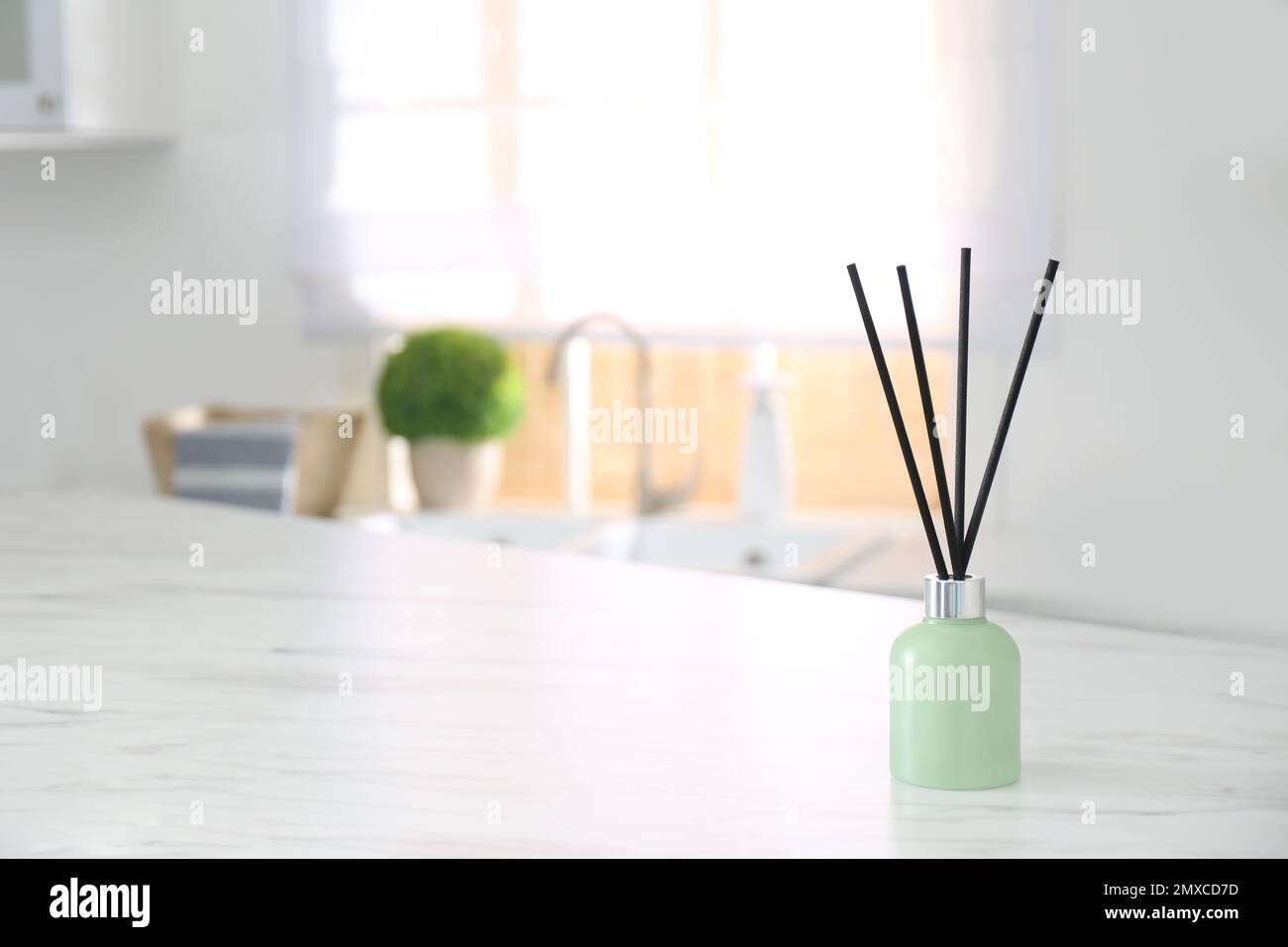 Aromatischer Schilf-Lufterfrischer auf einem hellen Tisch in Innenräumen. Platz für Text Stockfoto
