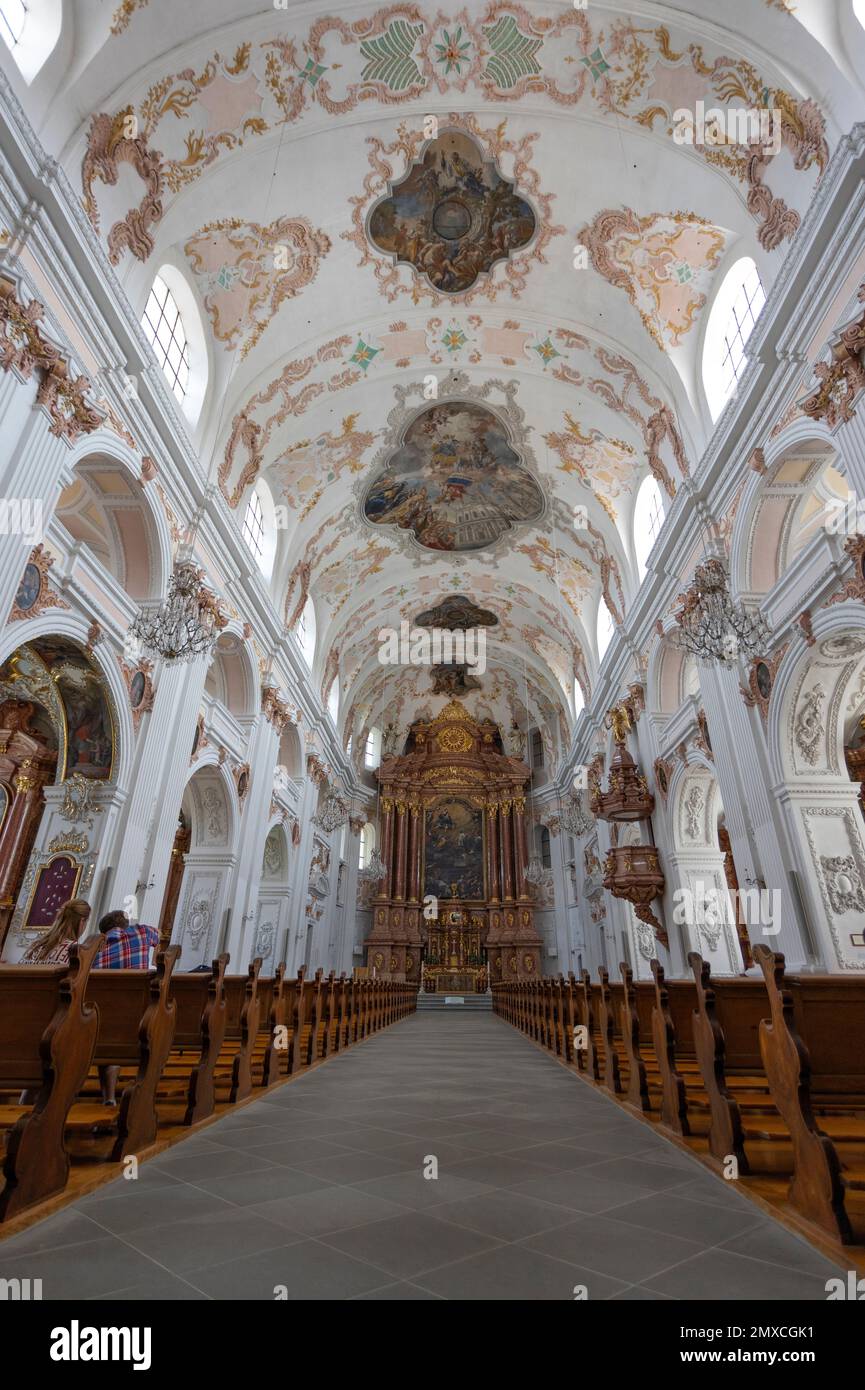 LUZERN, SCHWEIZ, 21. JUNI 2022 - Innenansicht der Jesuitenkirche St. Franz Xaver in Luzern, Schweiz Stockfoto