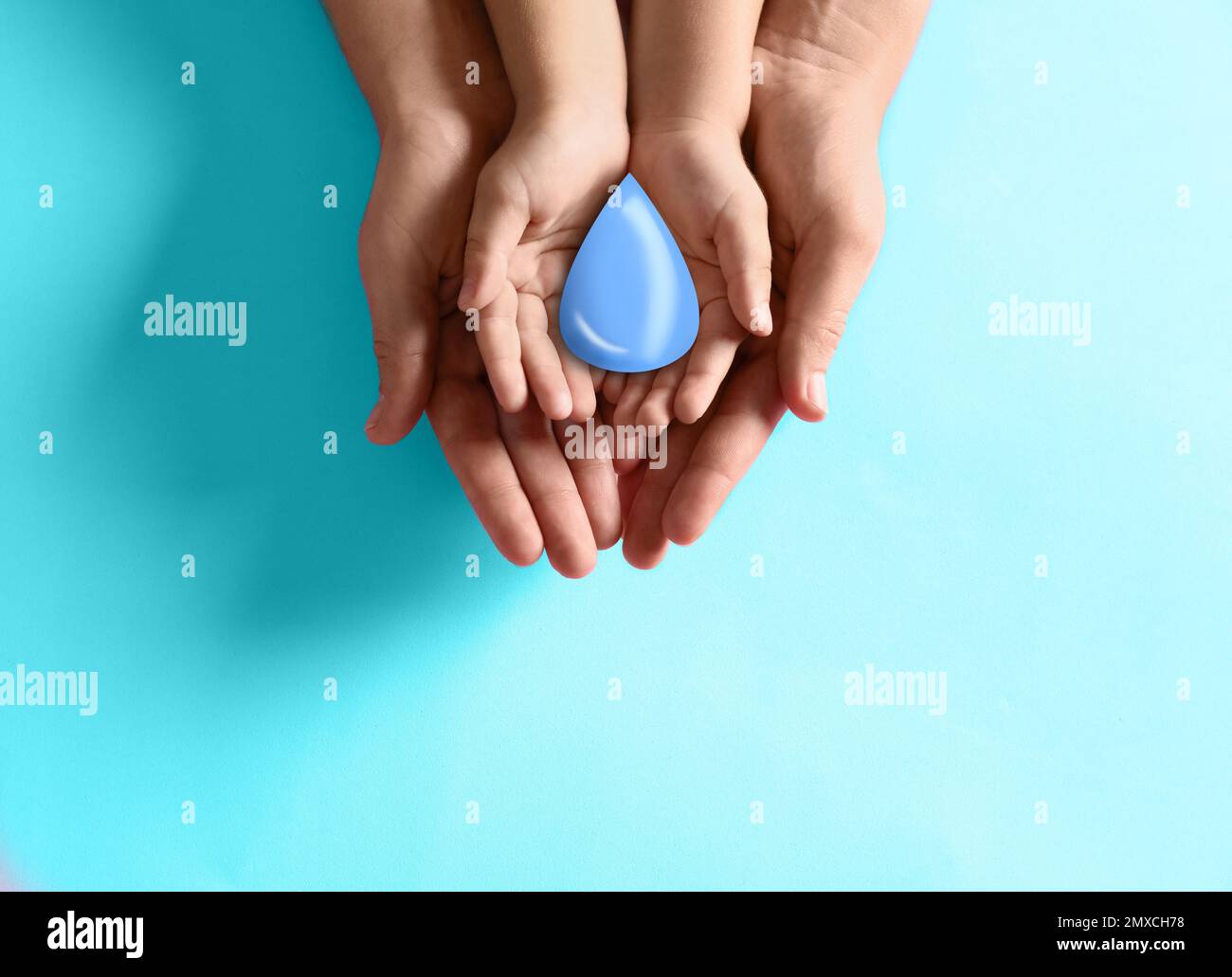 Mutter und Kind halten Wassertropfen auf hellblauem Hintergrund, Draufsicht. Umweltschutz Stockfoto