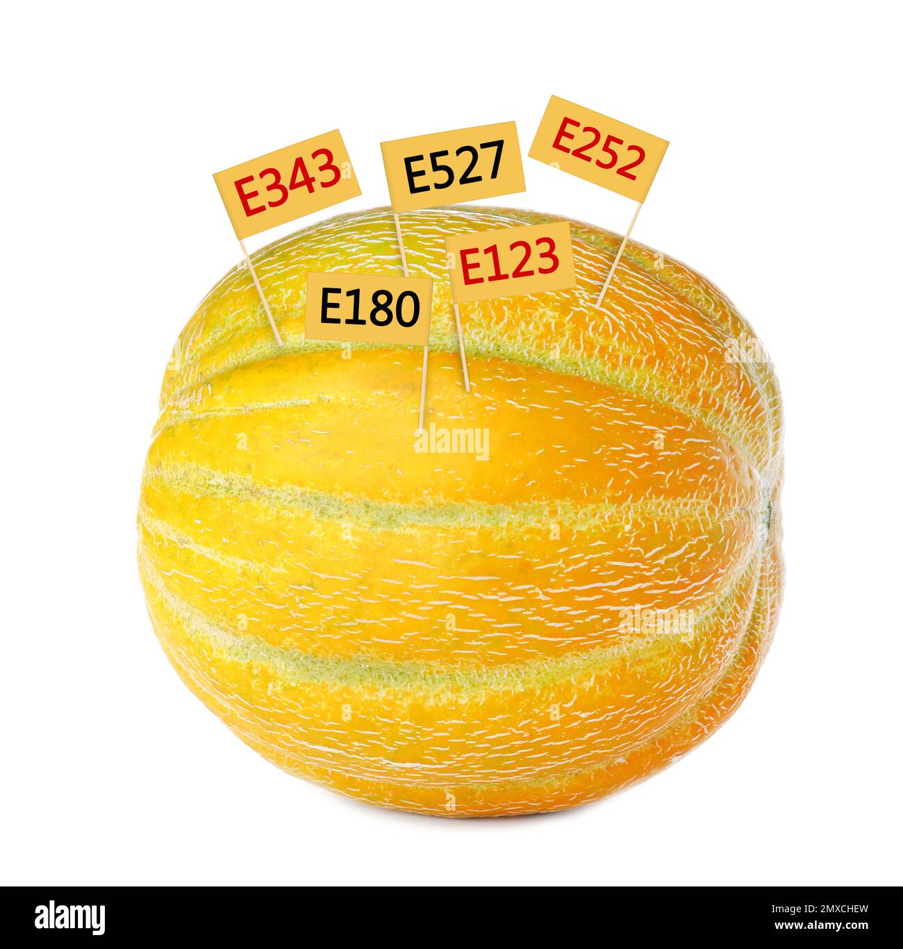 Frische Melone mit E-Nummern auf weiß isoliert. Schädliche Lebensmittelzusatzstoffe Stockfoto