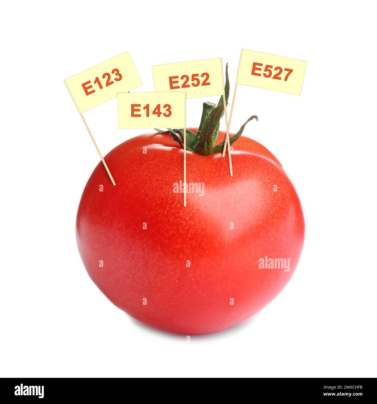 Frische Tomate mit E-Nummern, isoliert auf weiß. Schädliche Lebensmittelzusatzstoffe Stockfoto