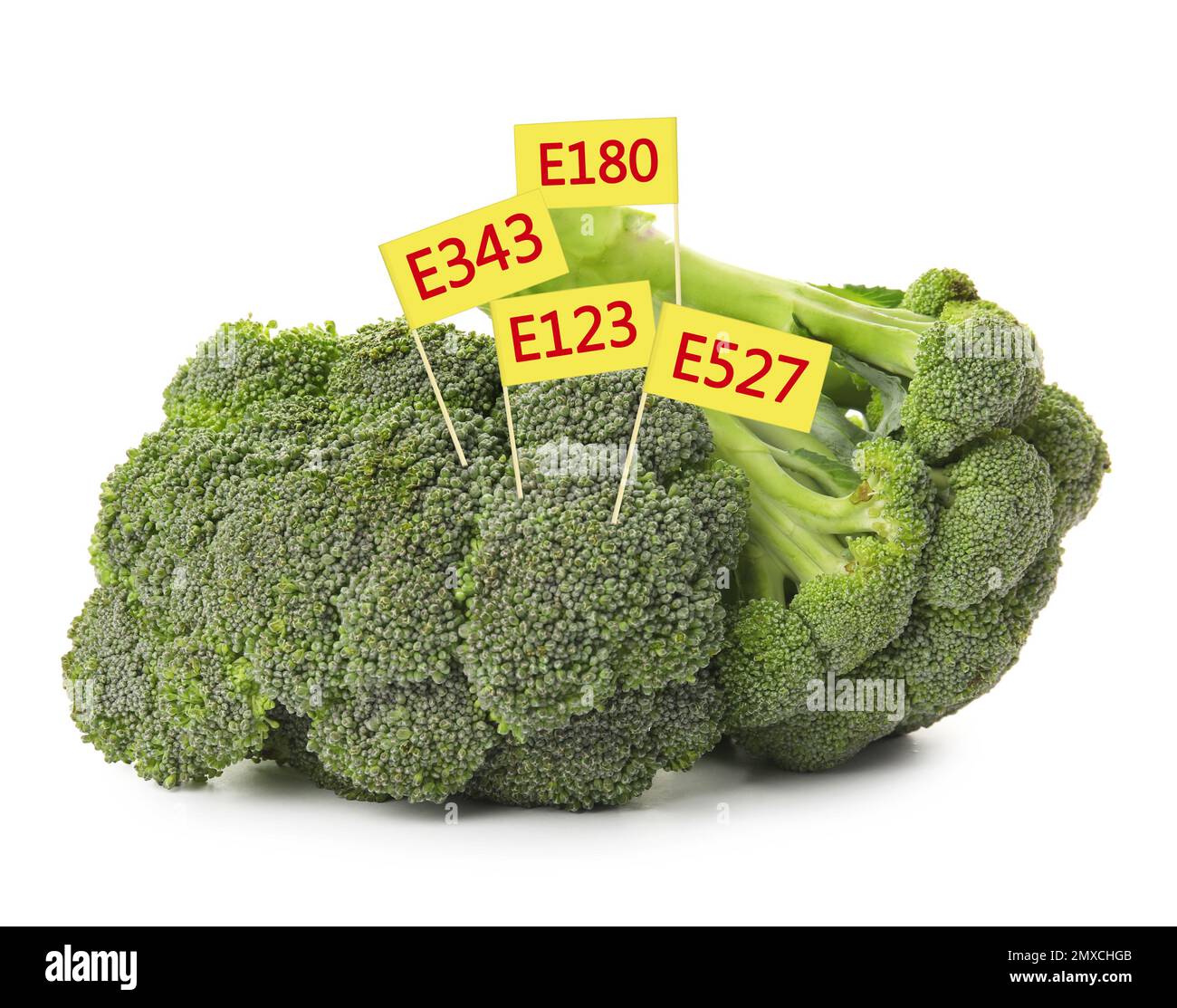 Brokkoli mit E-Nummern auf weißem Hintergrund. Schädliche Lebensmittelzusatzstoffe Stockfoto