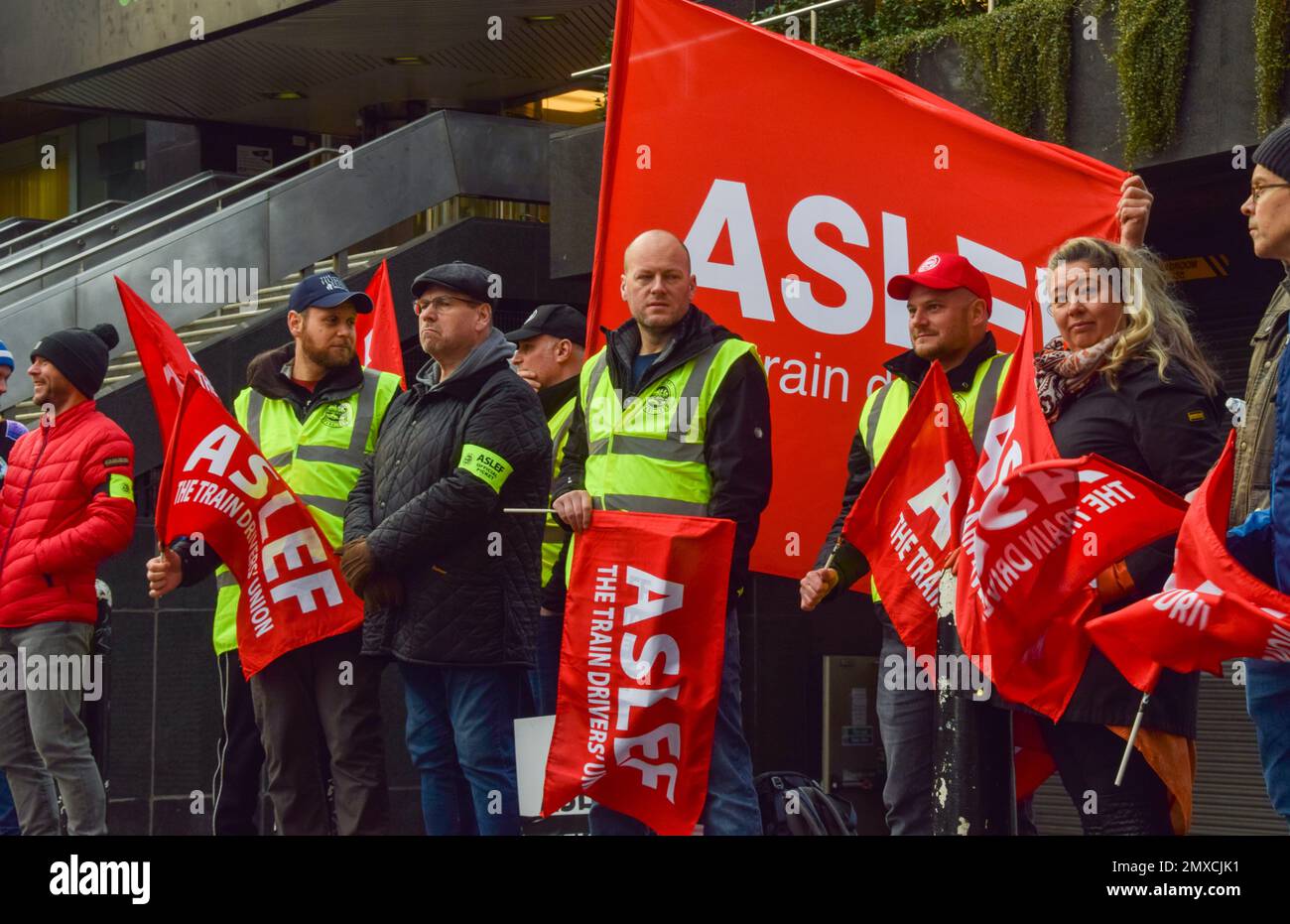 London, Großbritannien. 3. Februar 2023 ASLEF-Streikposten vor Euston Station, während die Zugfahrer ihren Streik fortsetzen. Kredit: Vuk Valcic/Alamy Live News Stockfoto