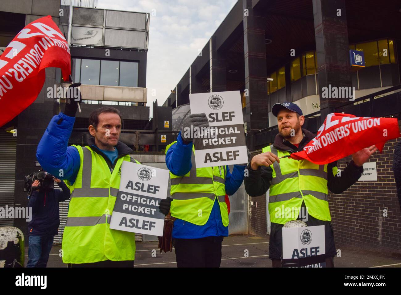 London, Großbritannien. 3. Februar 2023 ASLEF-Streikposten vor Euston Station, während die Zugfahrer ihren Streik fortsetzen. Kredit: Vuk Valcic/Alamy Live News Stockfoto