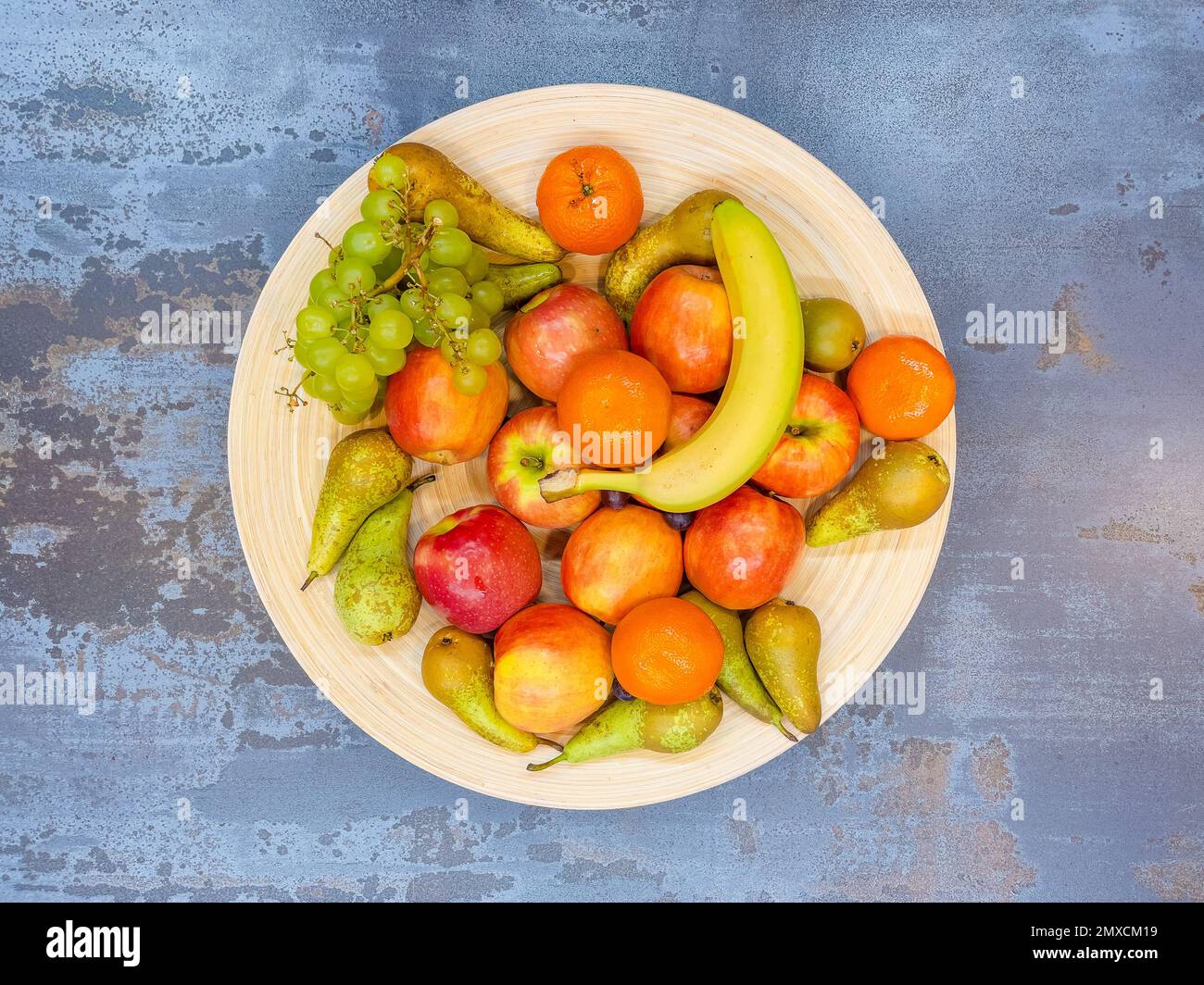 Obstteller mit Trauben, Birnen, Äpfeln Stockfoto