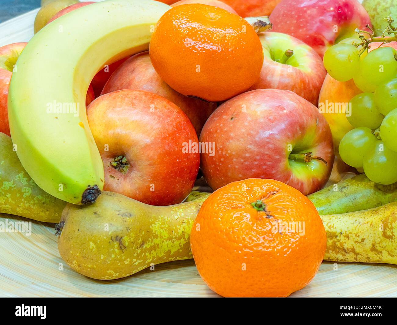 Obstteller mit Trauben, Birnen, Äpfeln Stockfoto