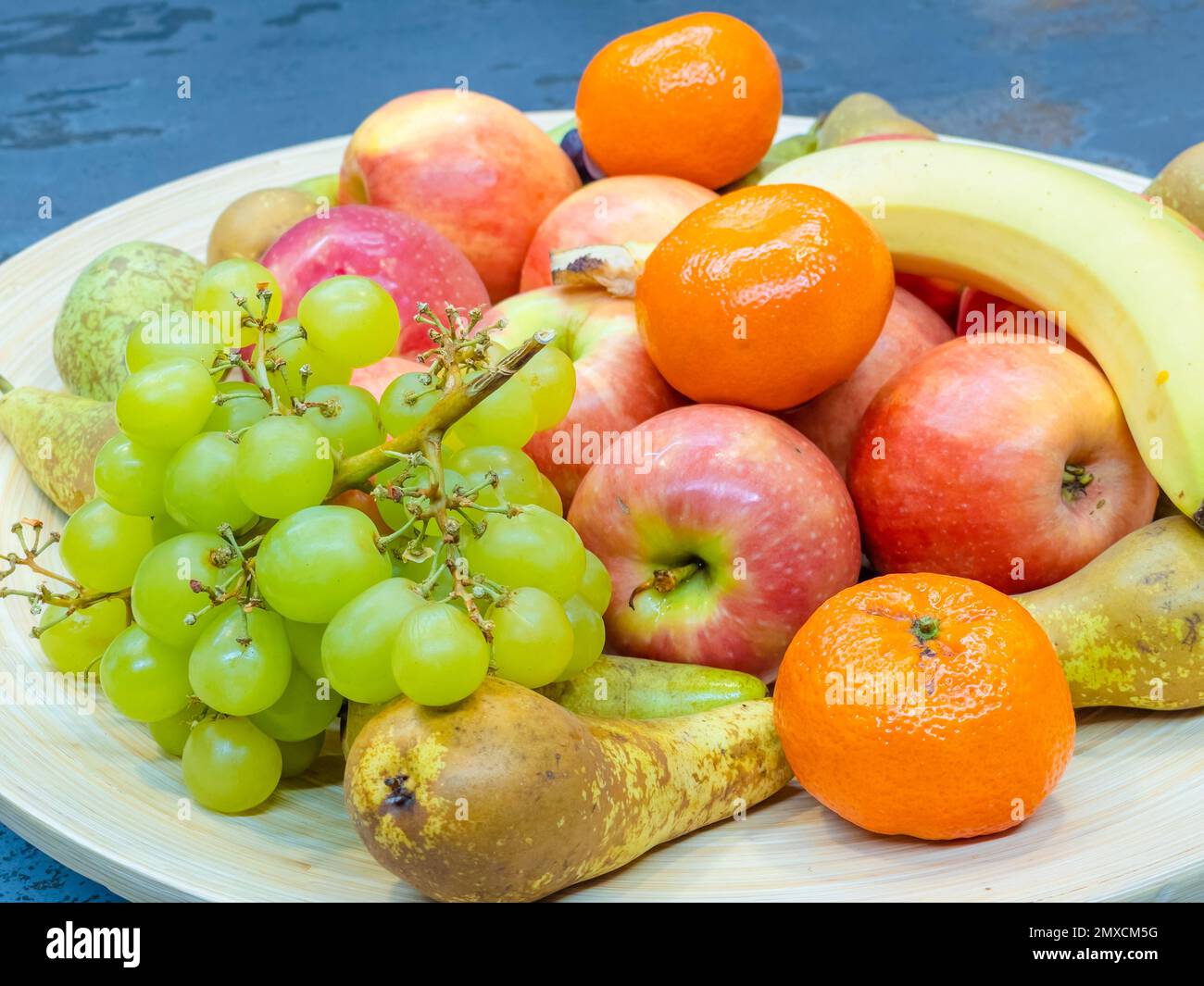 Obstteller mit Trauben, Birnen, Äpfeln Stockfoto