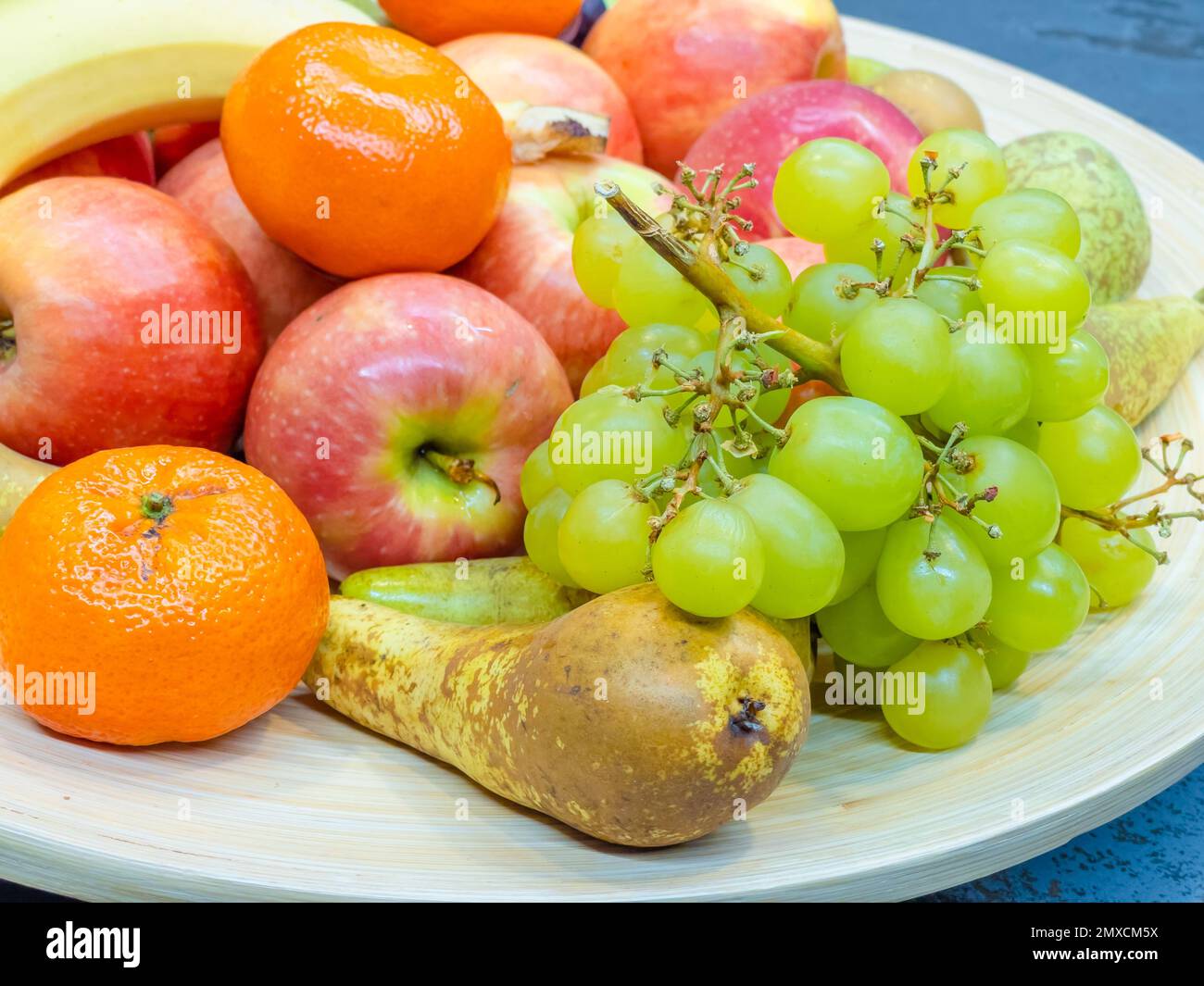 Obstteller mit Trauben, Birnen, Äpfeln Stockfoto
