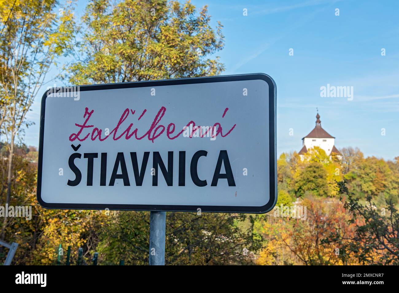 Stiavnica in love City-Schild mit Neuer Burg im Hintergrund, Banska Stiavnica, Slowakei Stockfoto