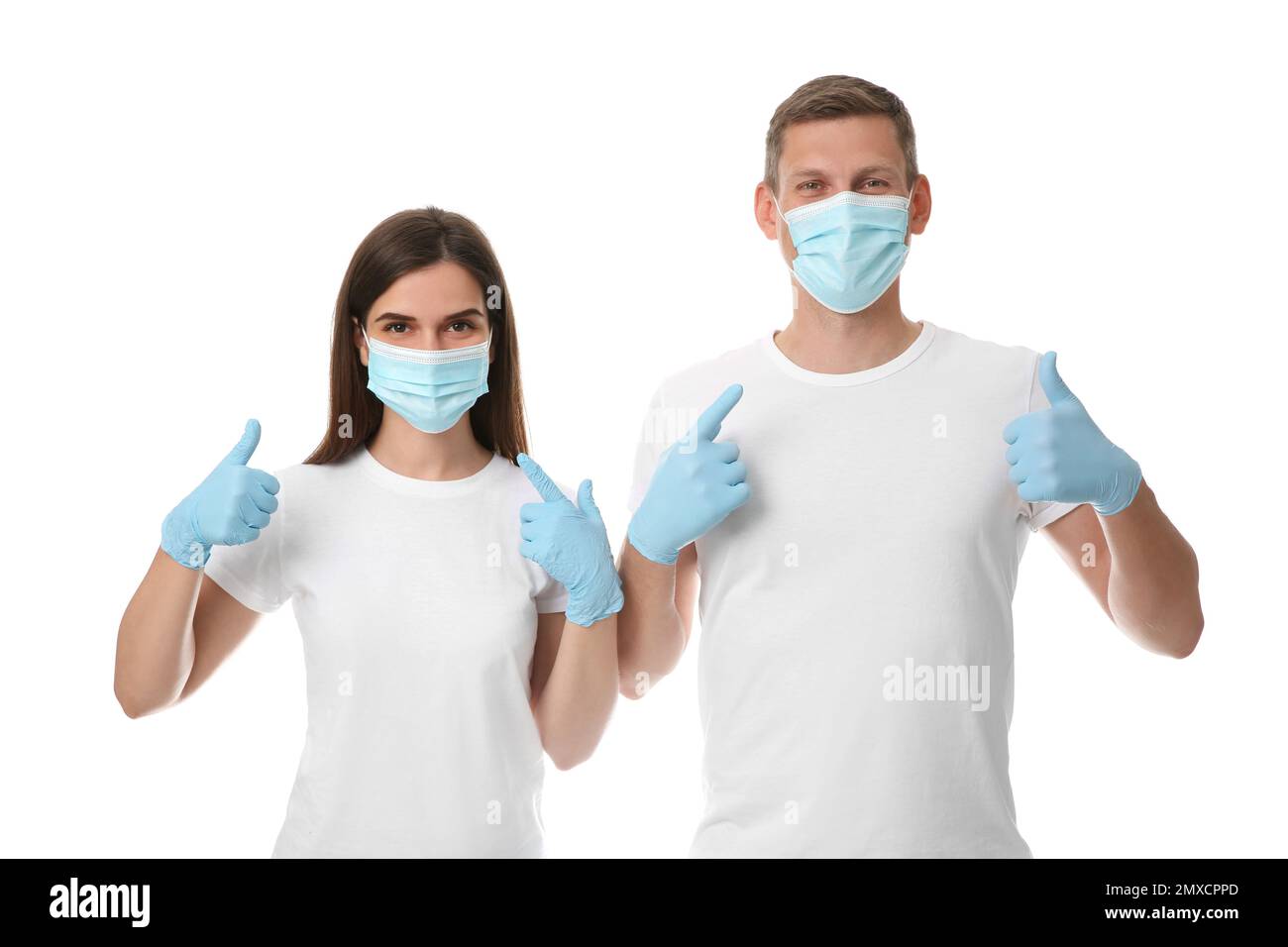 Freiwillige in Masken und Handschuhen auf weißem Hintergrund. Schutzmassnahmen während der Coronavirus-Quarantäne Stockfoto