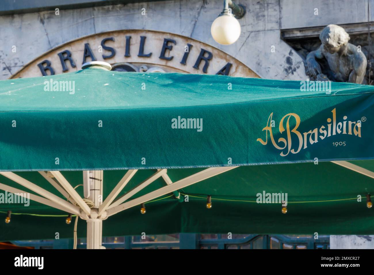 LISSABON, PORTUGAL - 15. AUGUST 2022: Café A Brasileira in Lissabon, Portugal. Berühmtes Café, Café in der Rua Garrett, Chiado District. Stockfoto