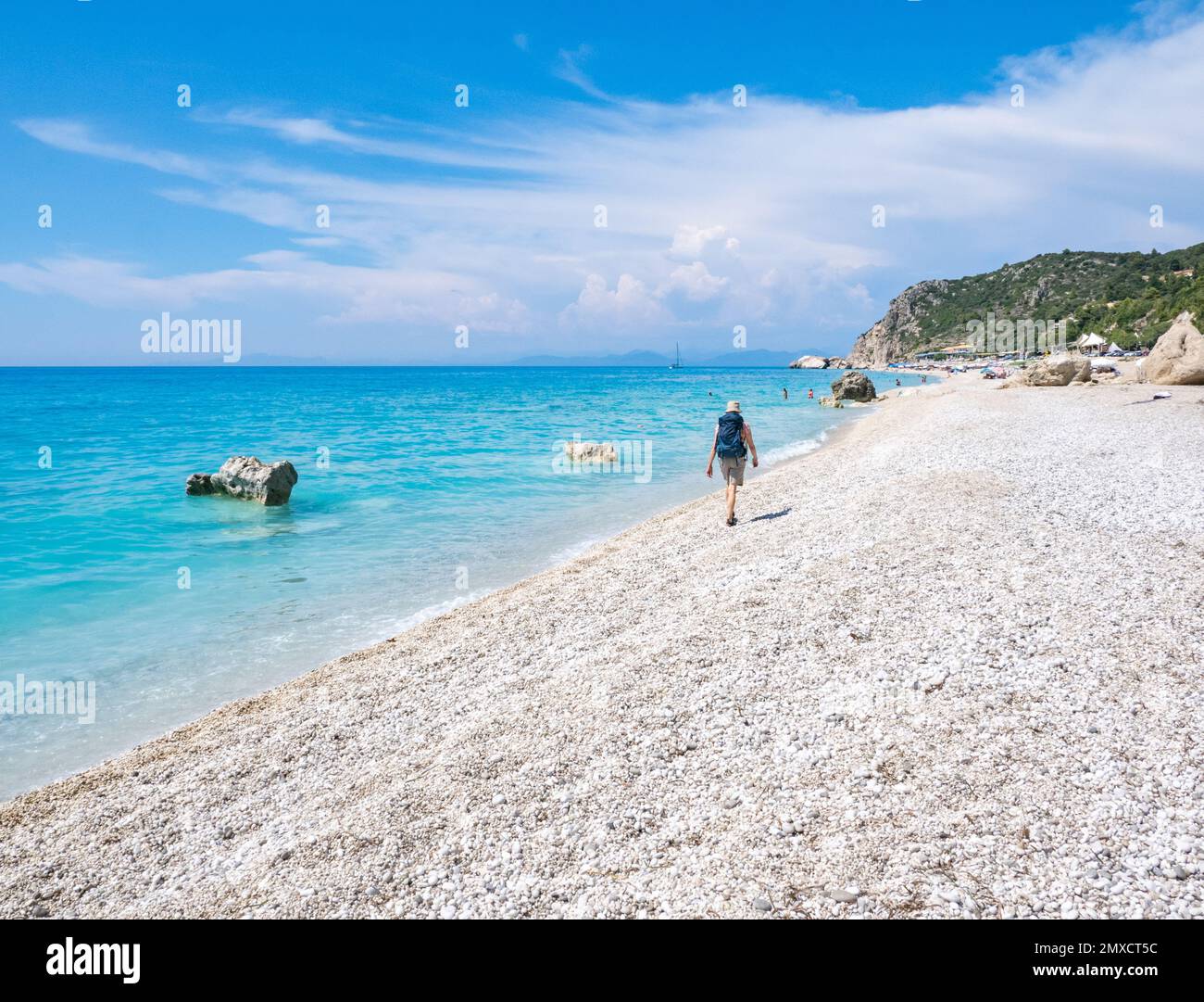 Spaziergang entlang eines ruhigen Abschnitts des Kieselstrandes von Kathisma an der Nordwestküste von Lefkada auf den Ionischen Inseln im Norden Griechenlands Stockfoto